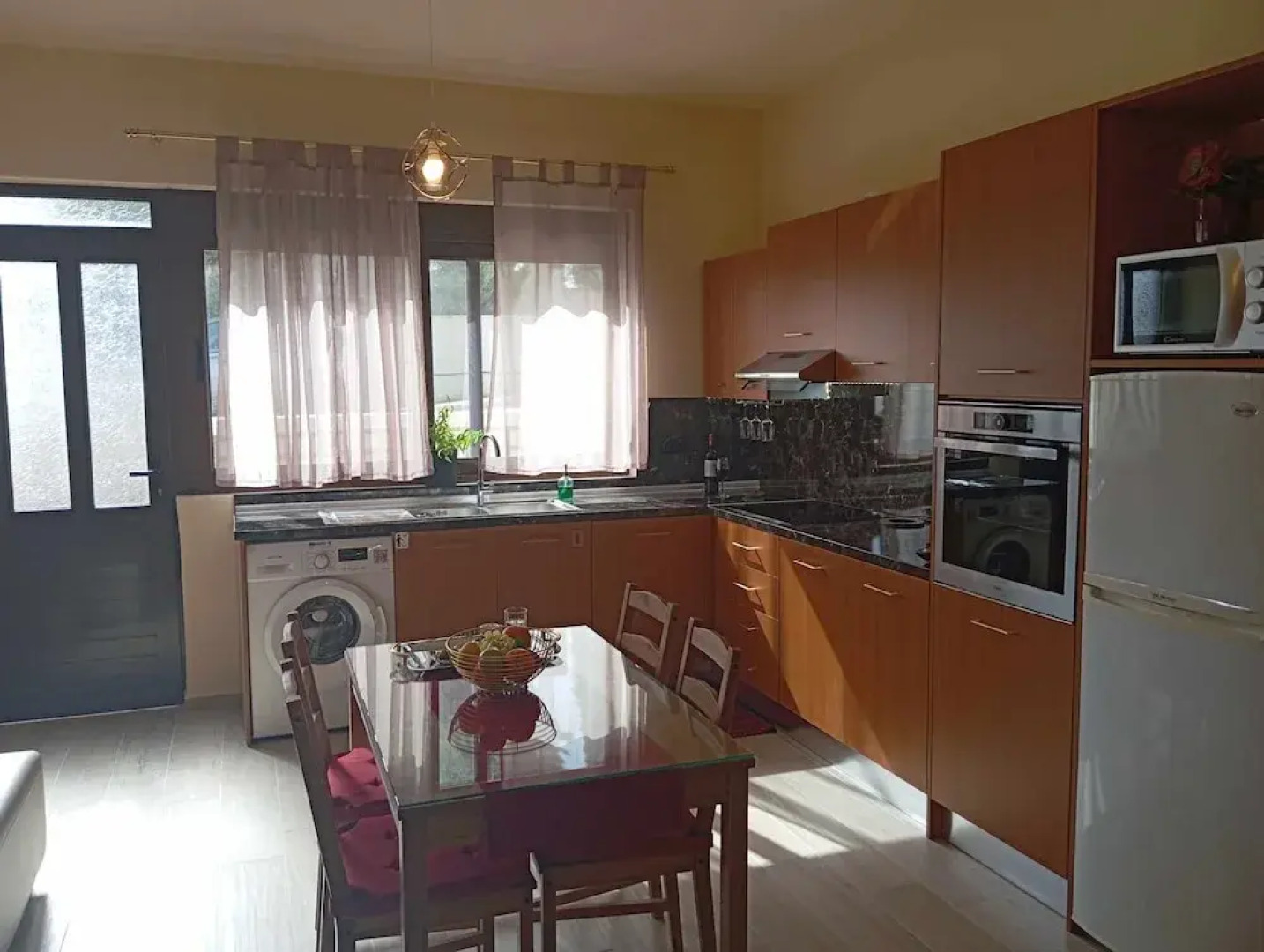 Casa Terra is Near Hillside Area Airport Beach