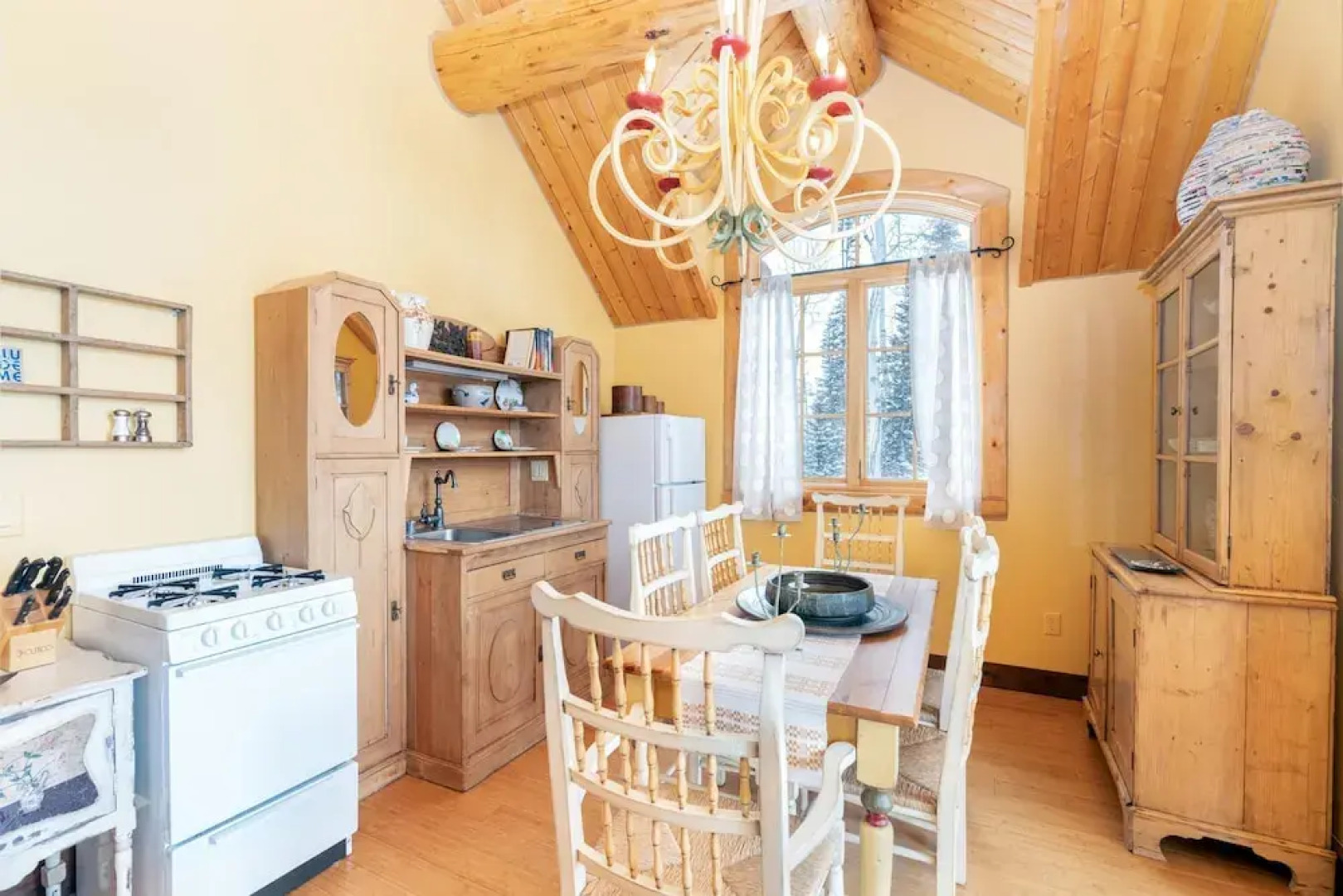 Hilltop Hideaway - Expansive Views From This Private Estate, Hot Tub, Pool Table