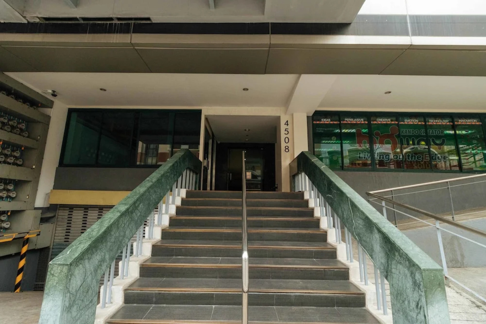 RedDoorz near Osmena Highway