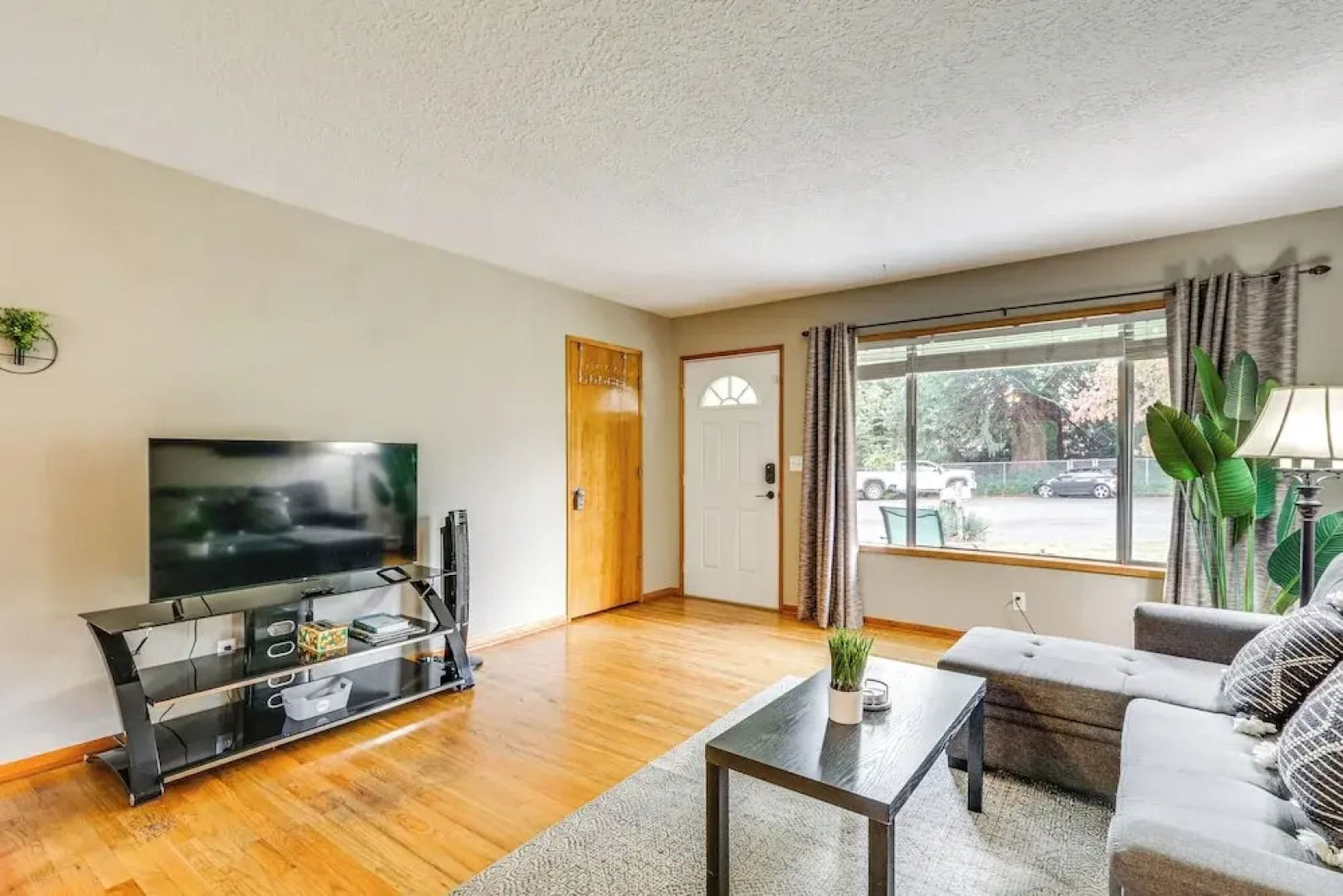 Pet-friendly Gem w/ Ping-pong Table in Oregon!