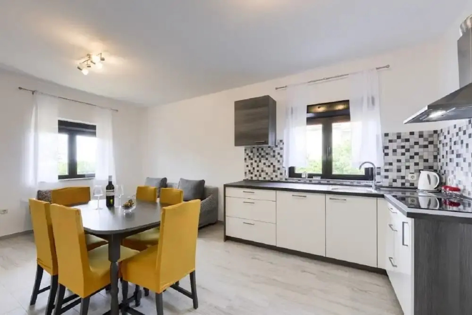 Edi - Amazing Location by the sea - A4