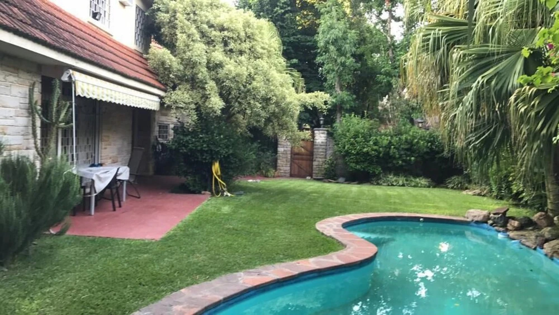 Deaf twins bed/breakfast