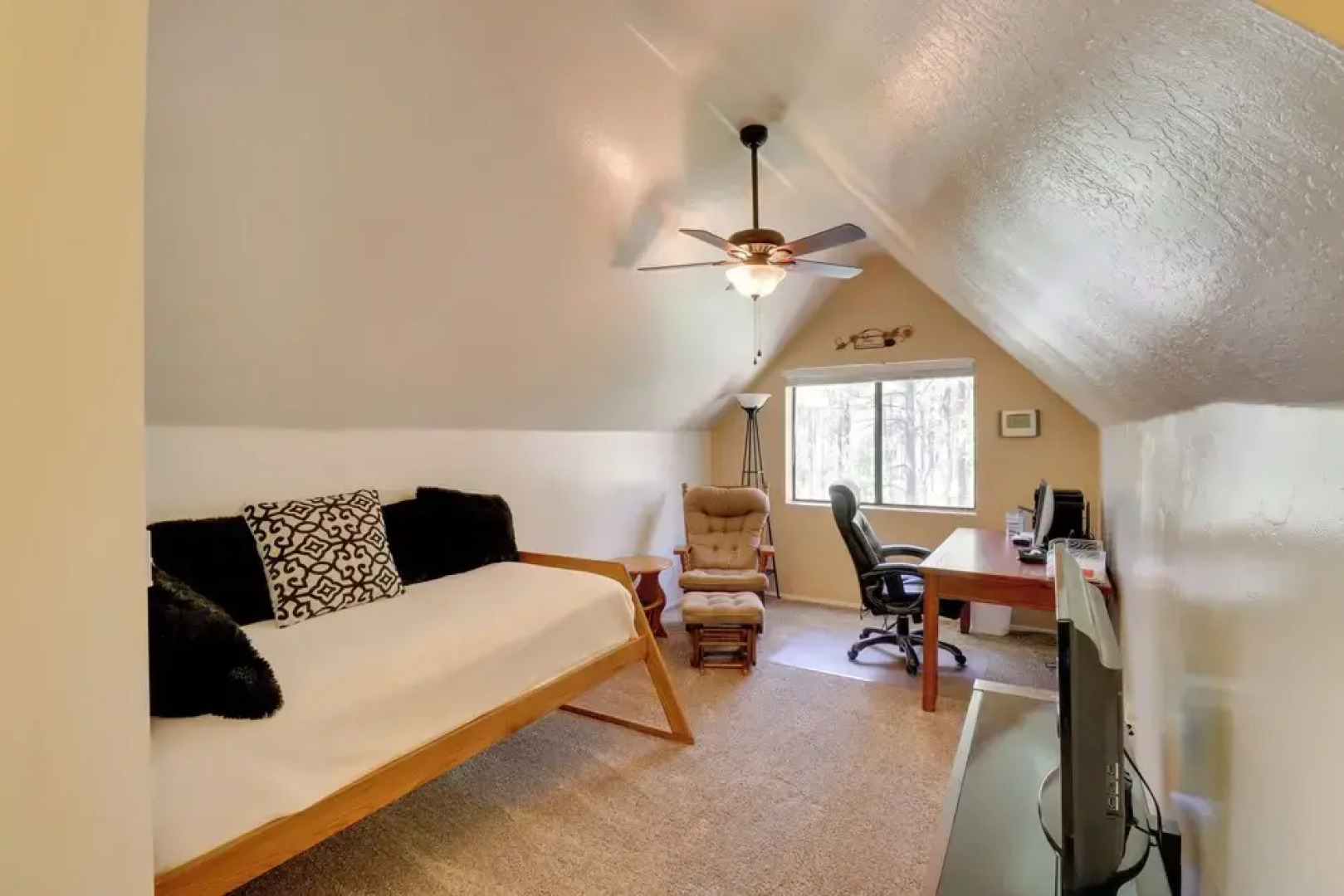 A-frame Pinetop Cabin < 6 Mi to Rainbow Lake!