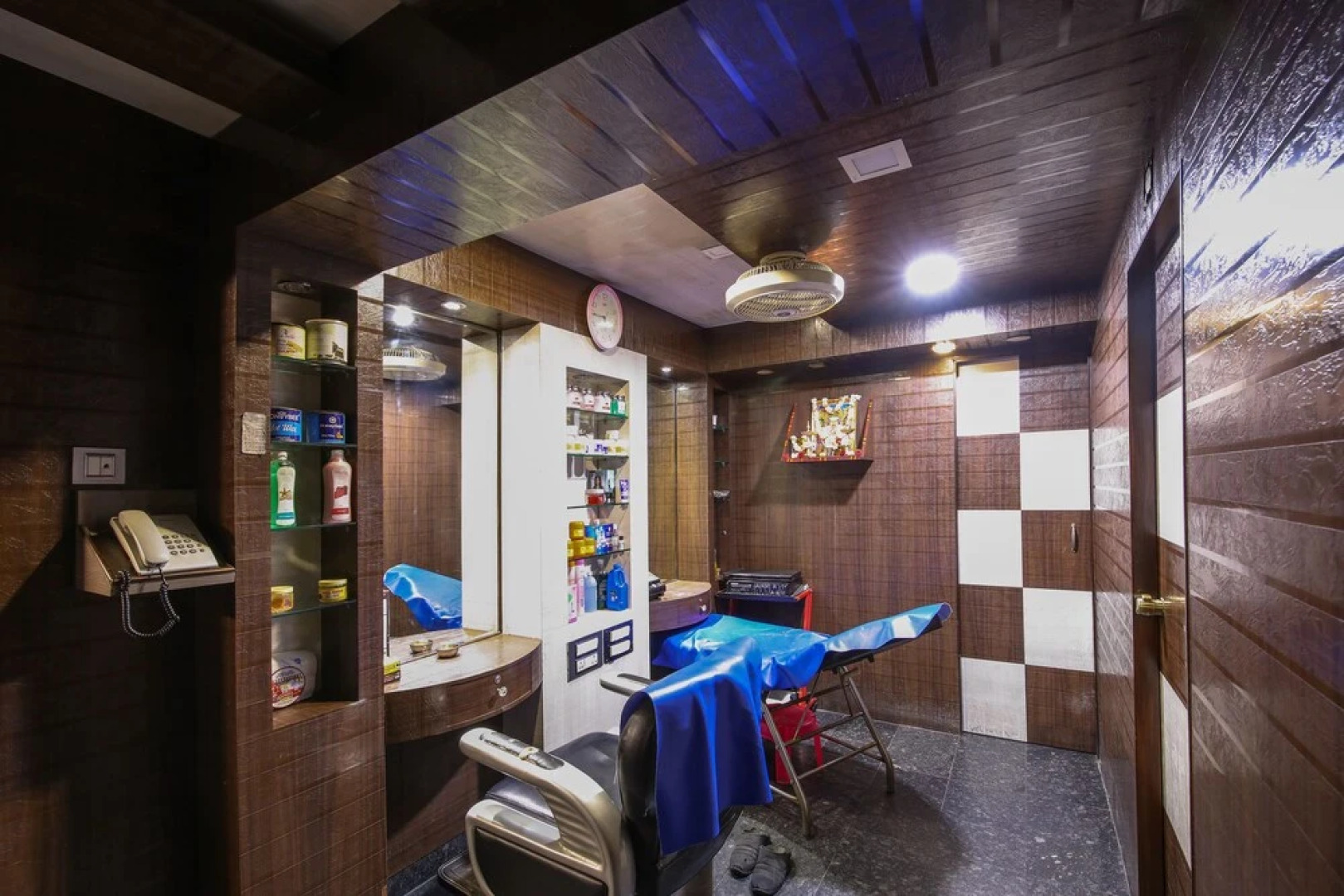 Capital O 18260 Hotel Crystal Park Inn