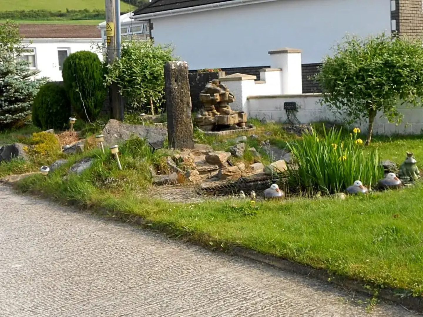 Lletygwilym, Heol dwr