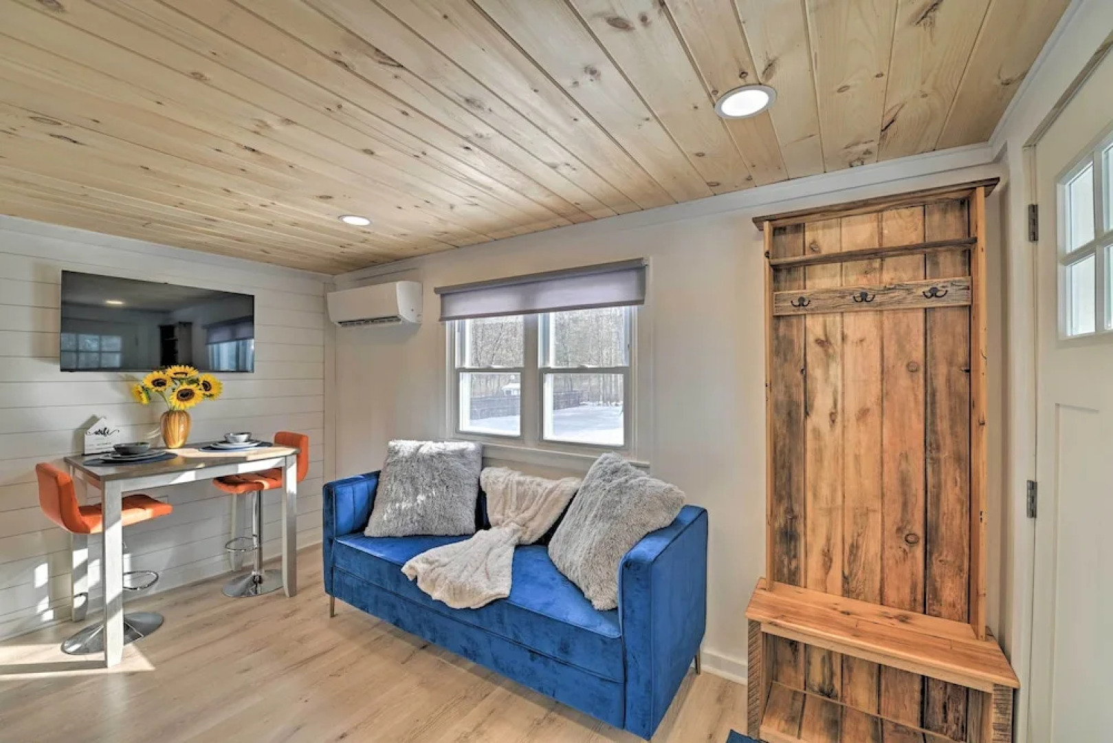 Modern Apartment: Near Hiking & Race Course