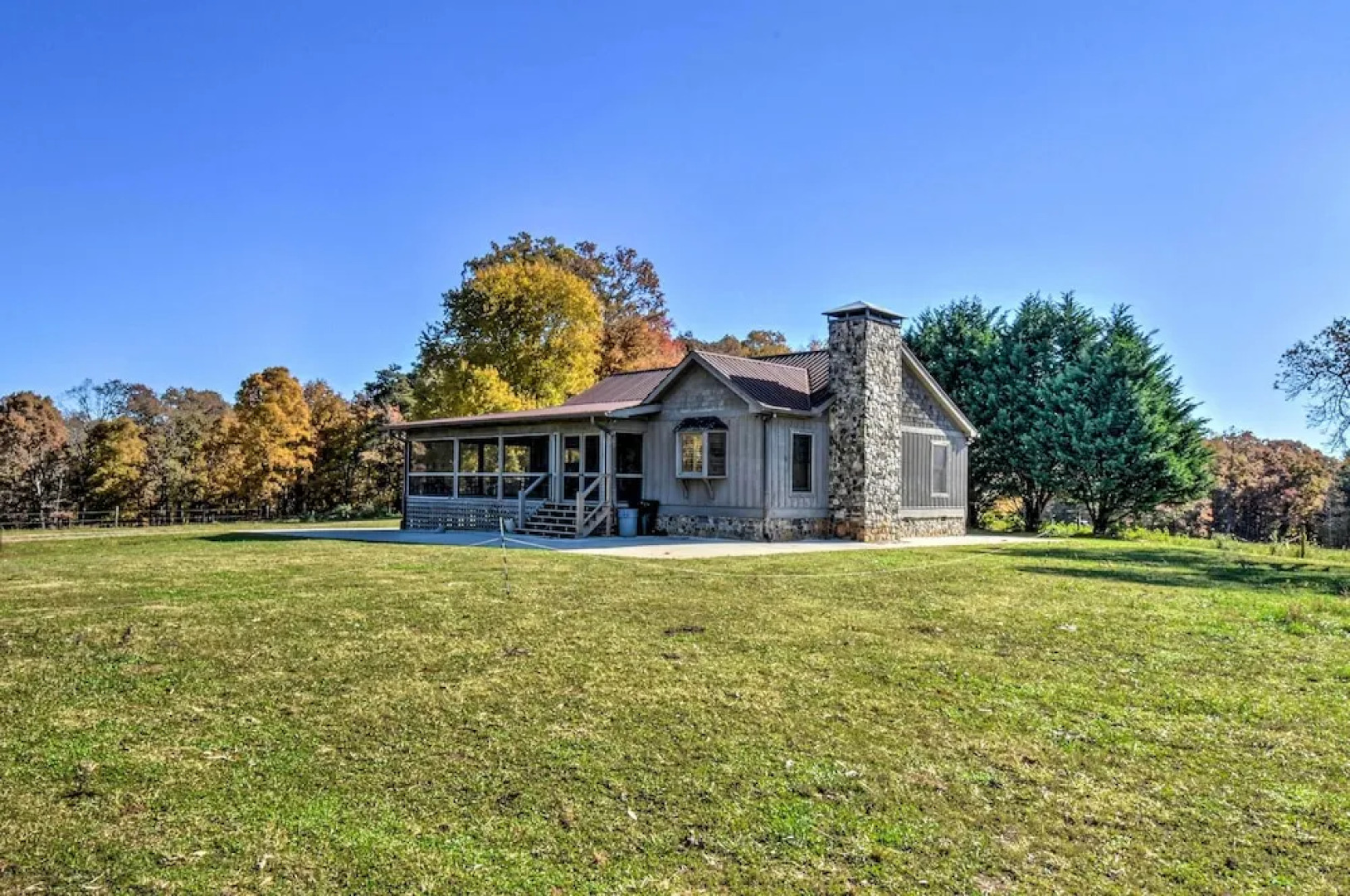 Clarkesville Ranch Cabin w/ Screened-in Porch!