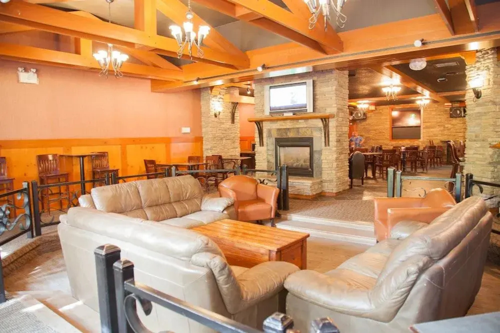 Twin Pine Inn & Suites