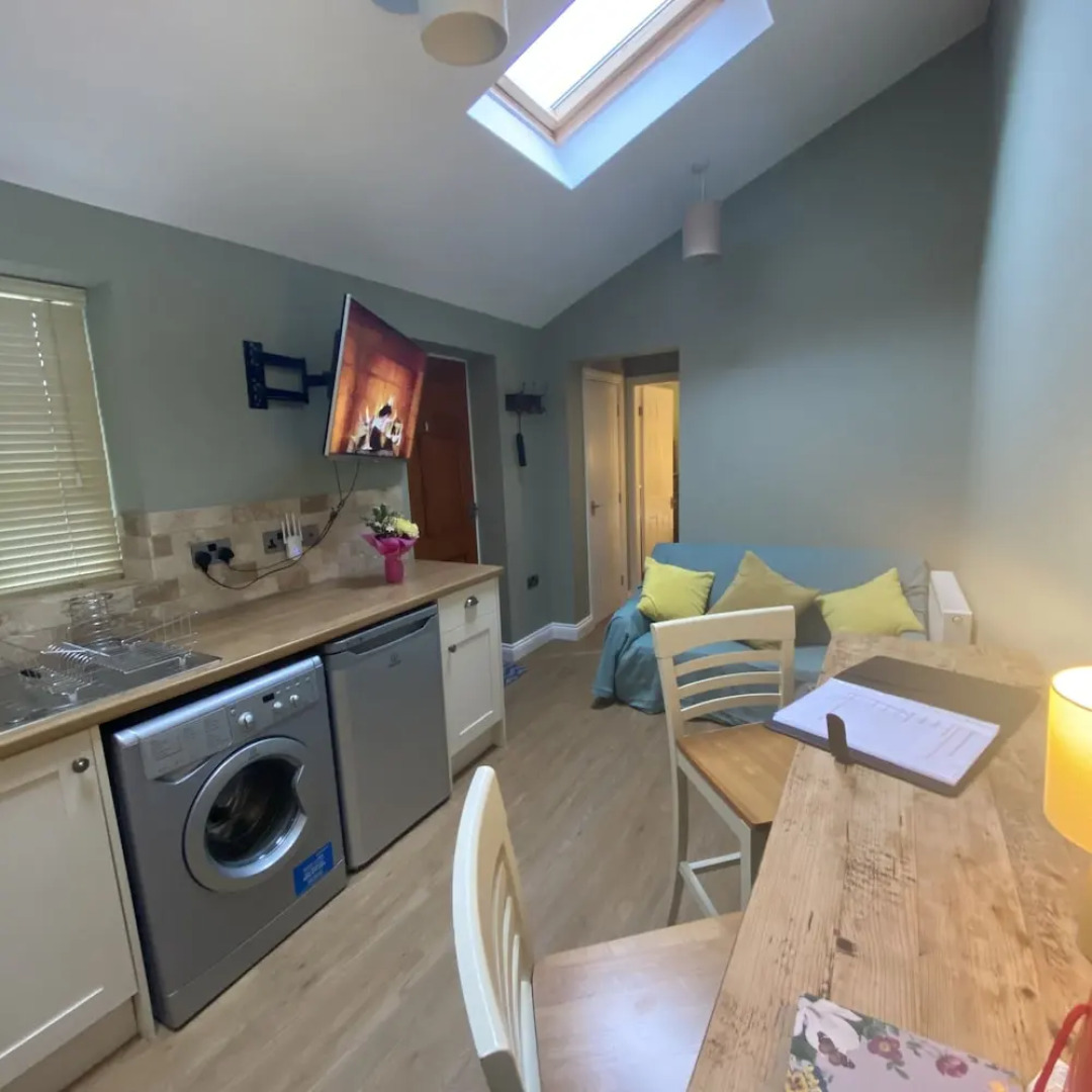 Private Annex, Parking, Wifi, 2mins to J48 A1 M1