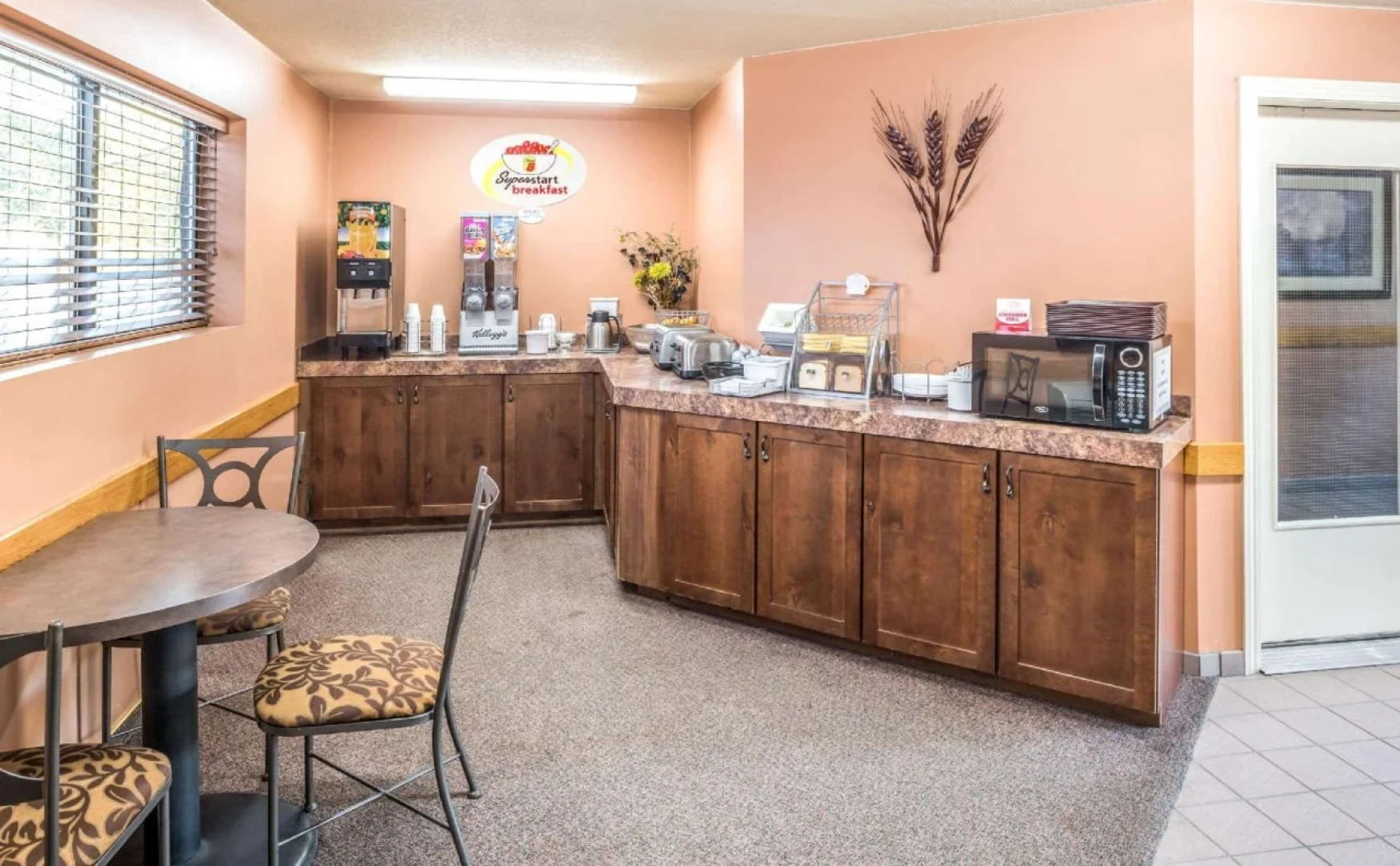 Super 8 by Wyndham St. Regis