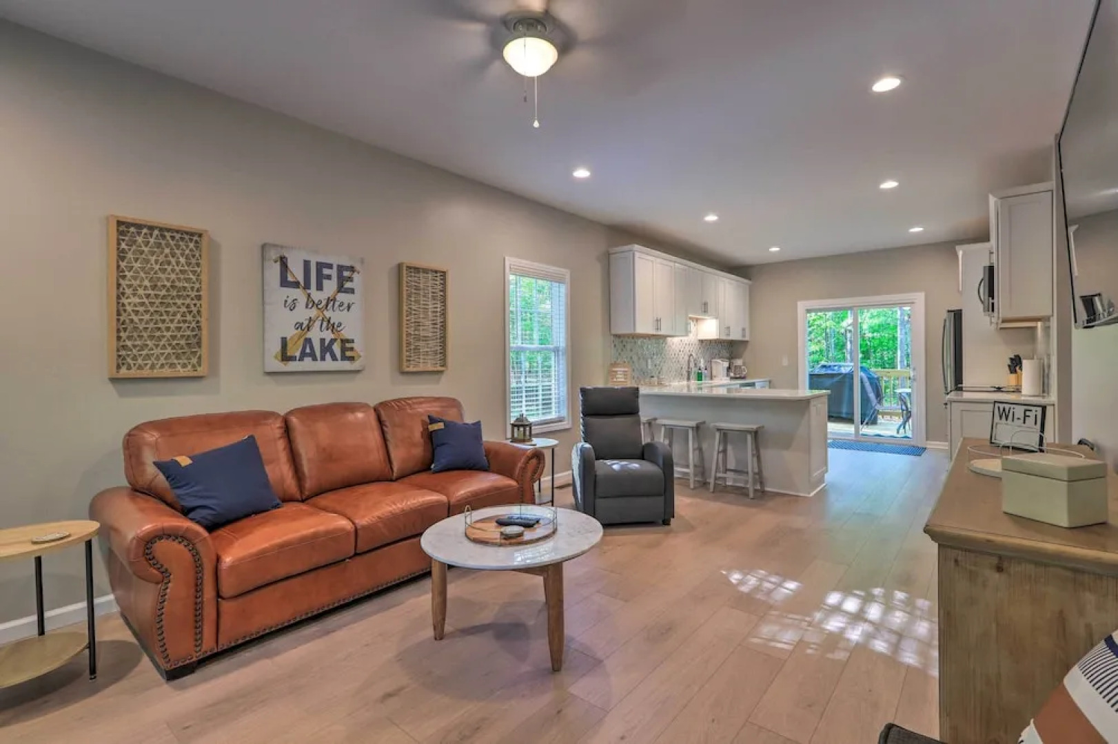 Chic Lake Sinclair Retreat With Dock & Hot Tub!