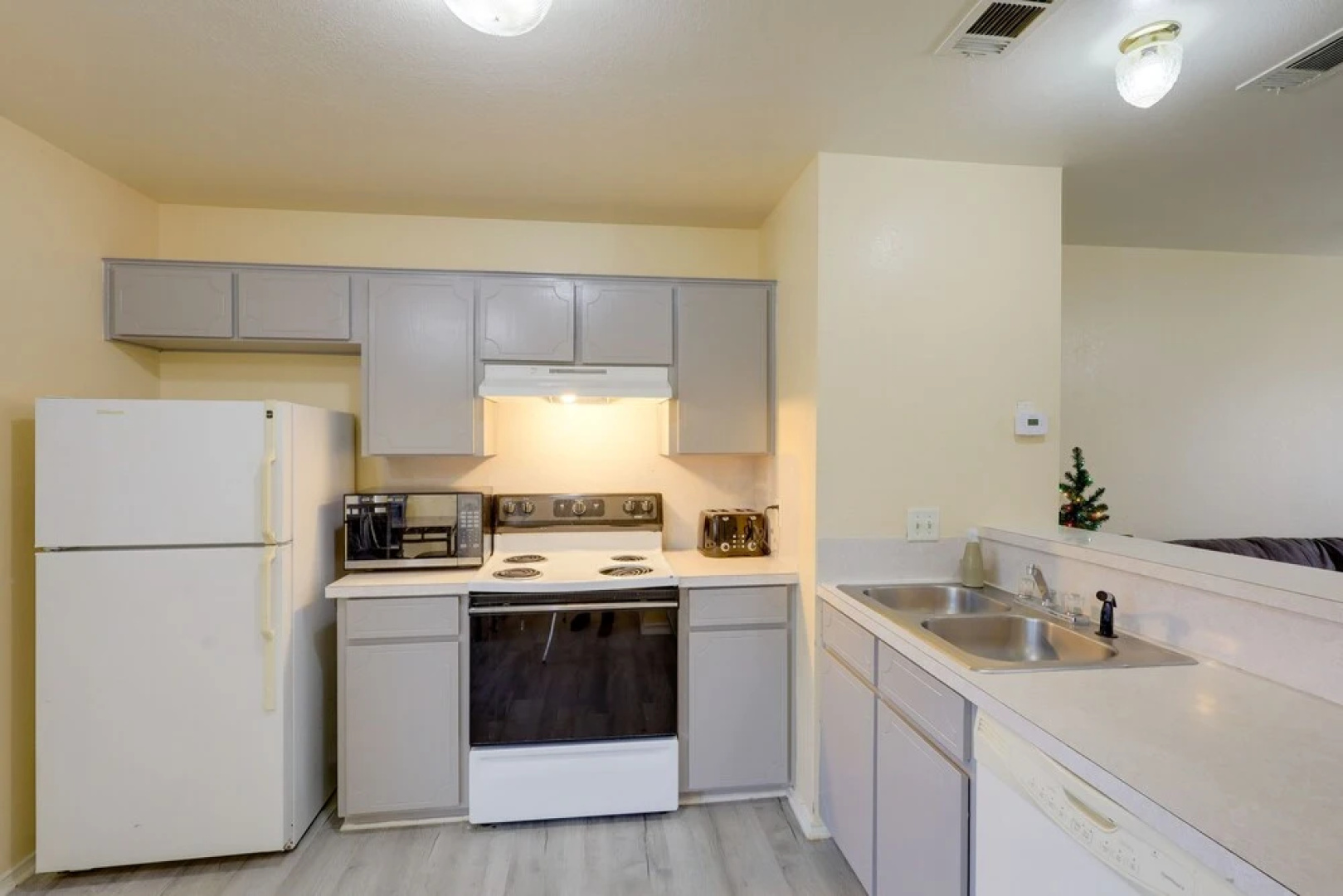 ~ 2 Blocks to Shops: Quaint Killeen Townhome!