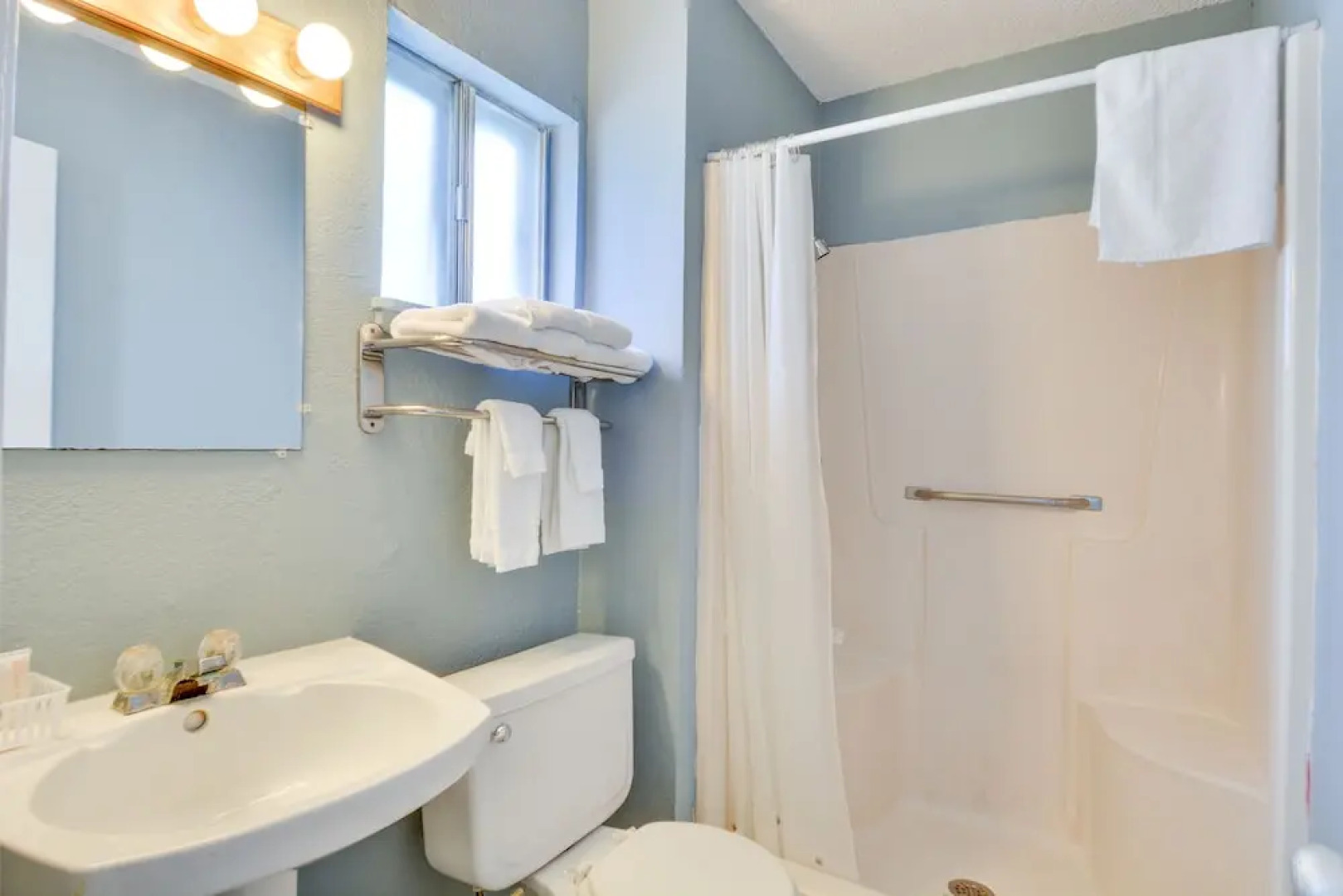 Upper Deck Hotel and Bar - Adults Only