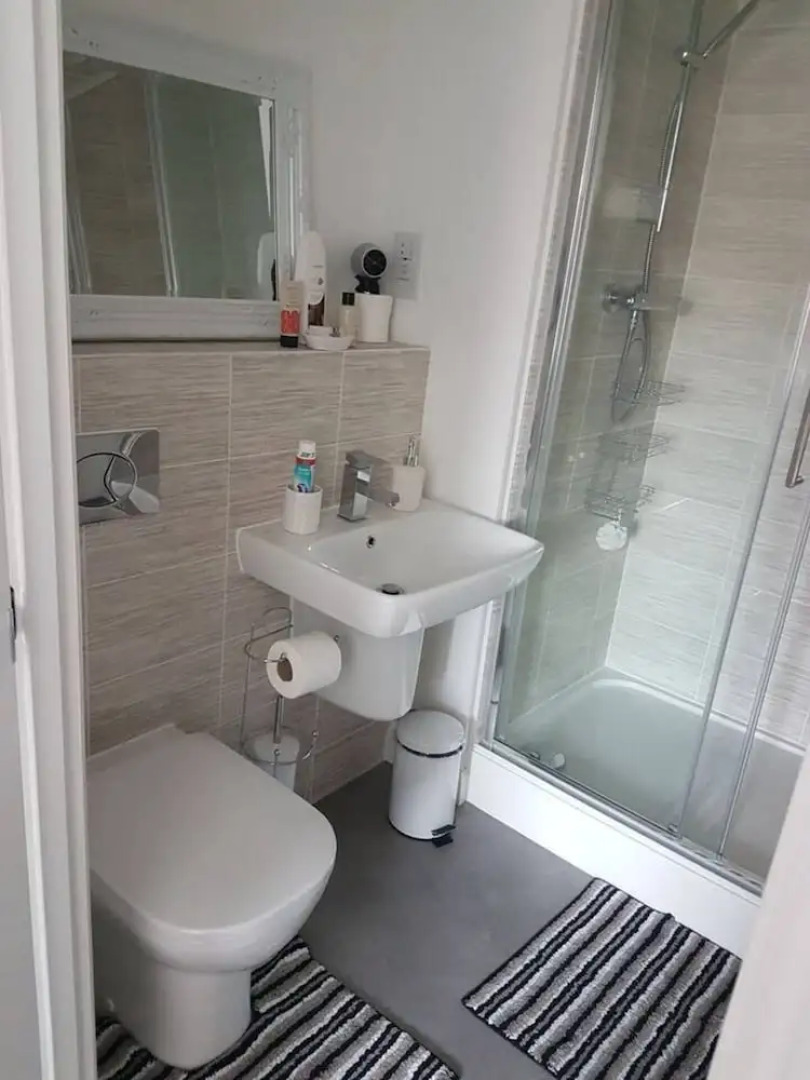 Modern Apartment Minutes From Central London, UK