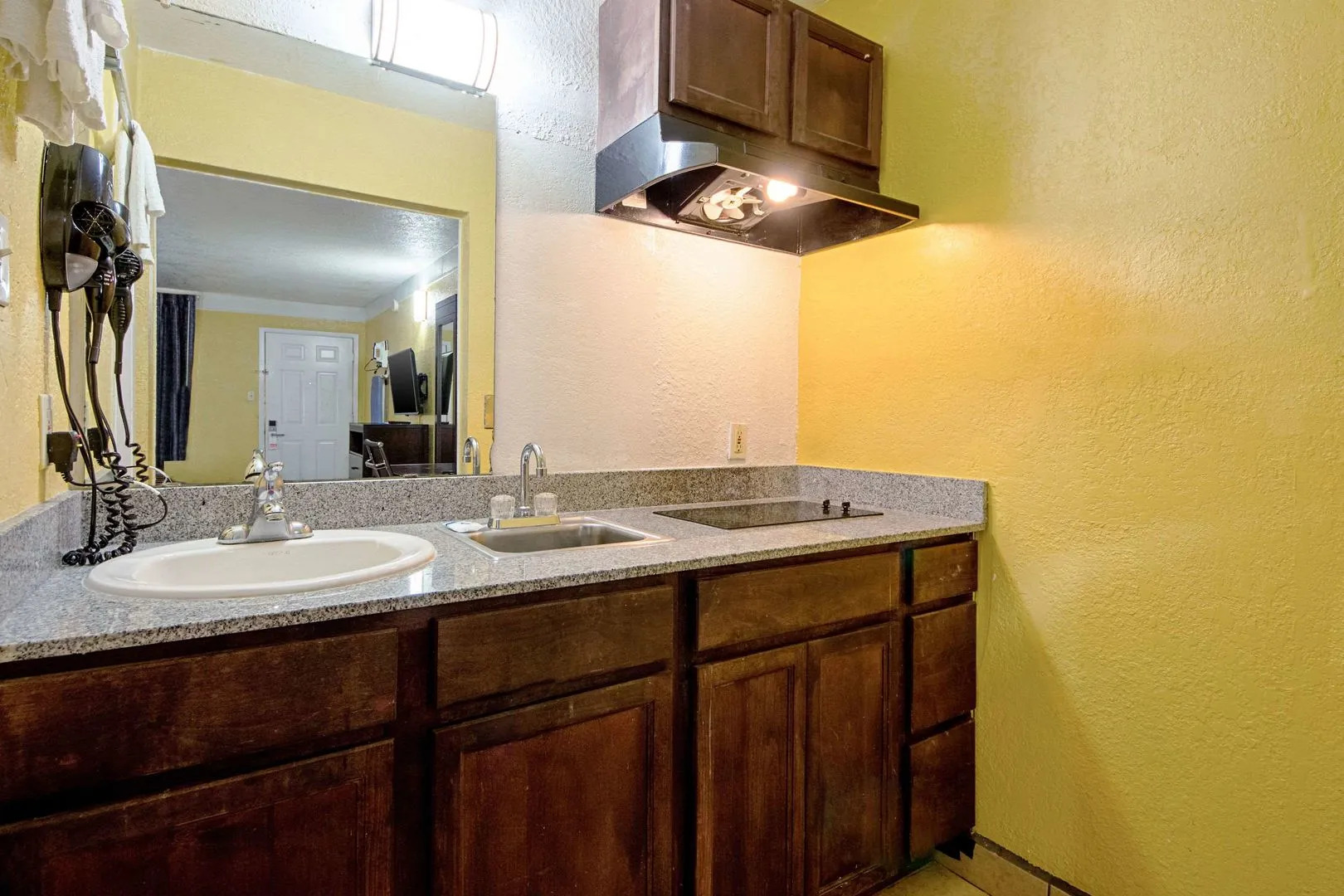 Economy Inn & Suites