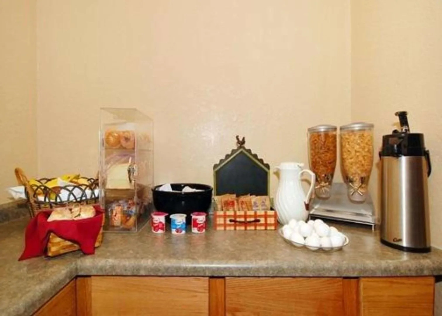 Econo Lodge Inn & Suites