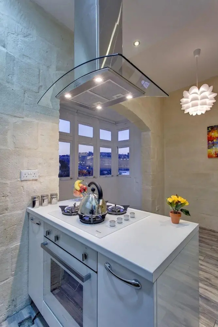 Charming Seafront House In Kalkara