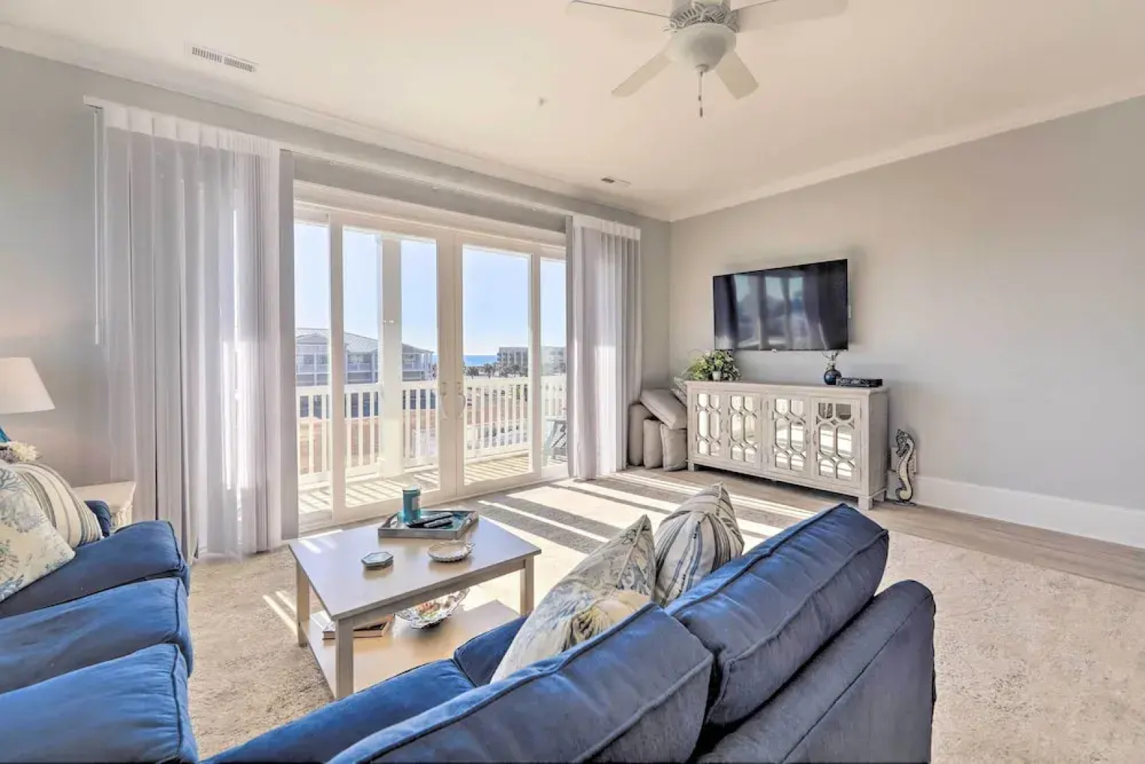 Gorgeous Emerald Isle Getaway: Walk to Beach!