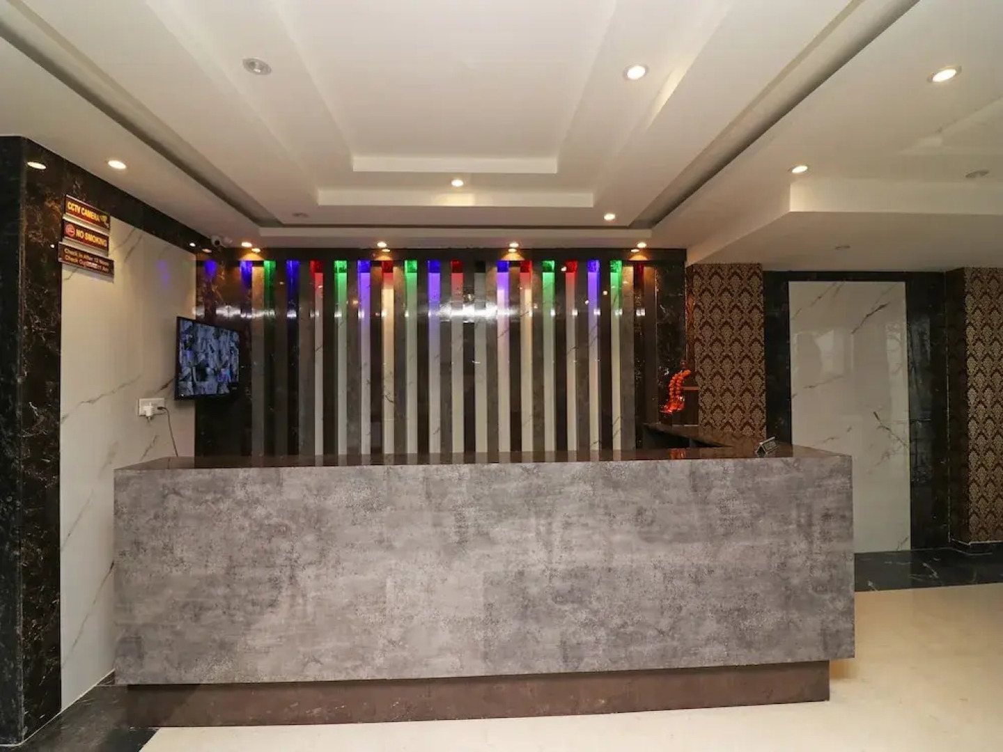 Oyo 27009 Hotel Alovia Delhi