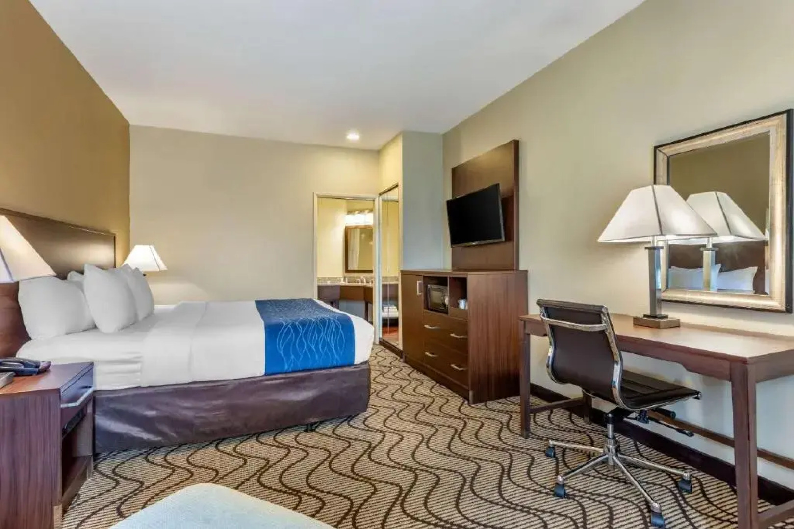 Clarion Inn & Suites Orange County John Wayne Airport