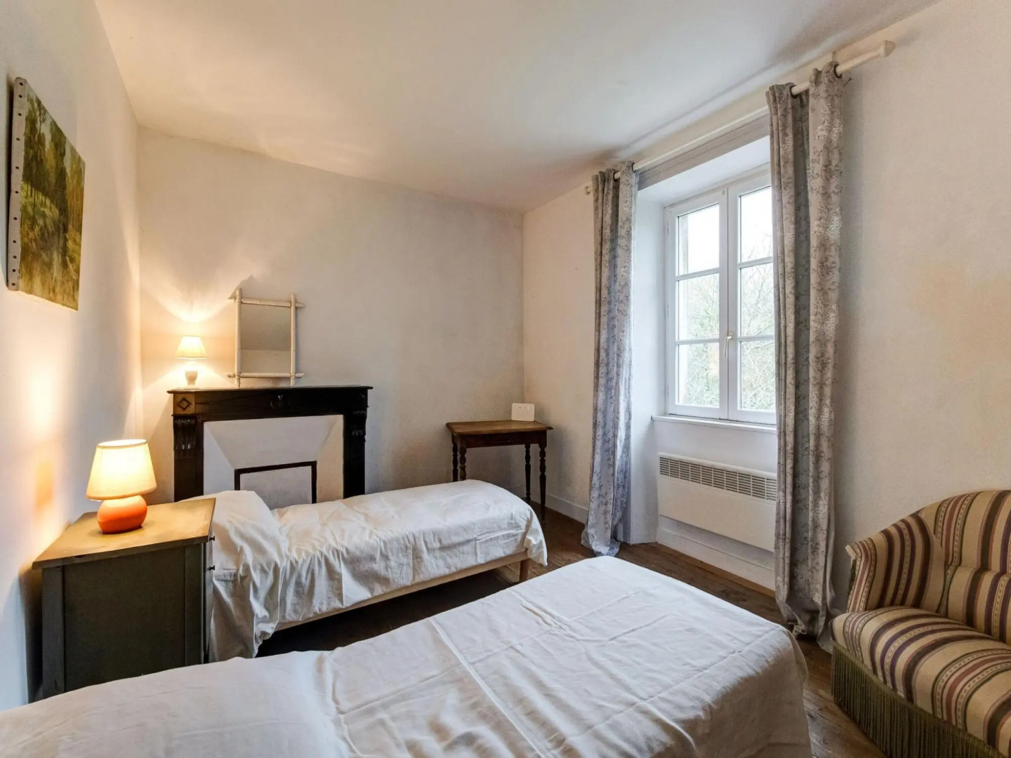 Pretty Holiday Home in Golleville with Private Garden