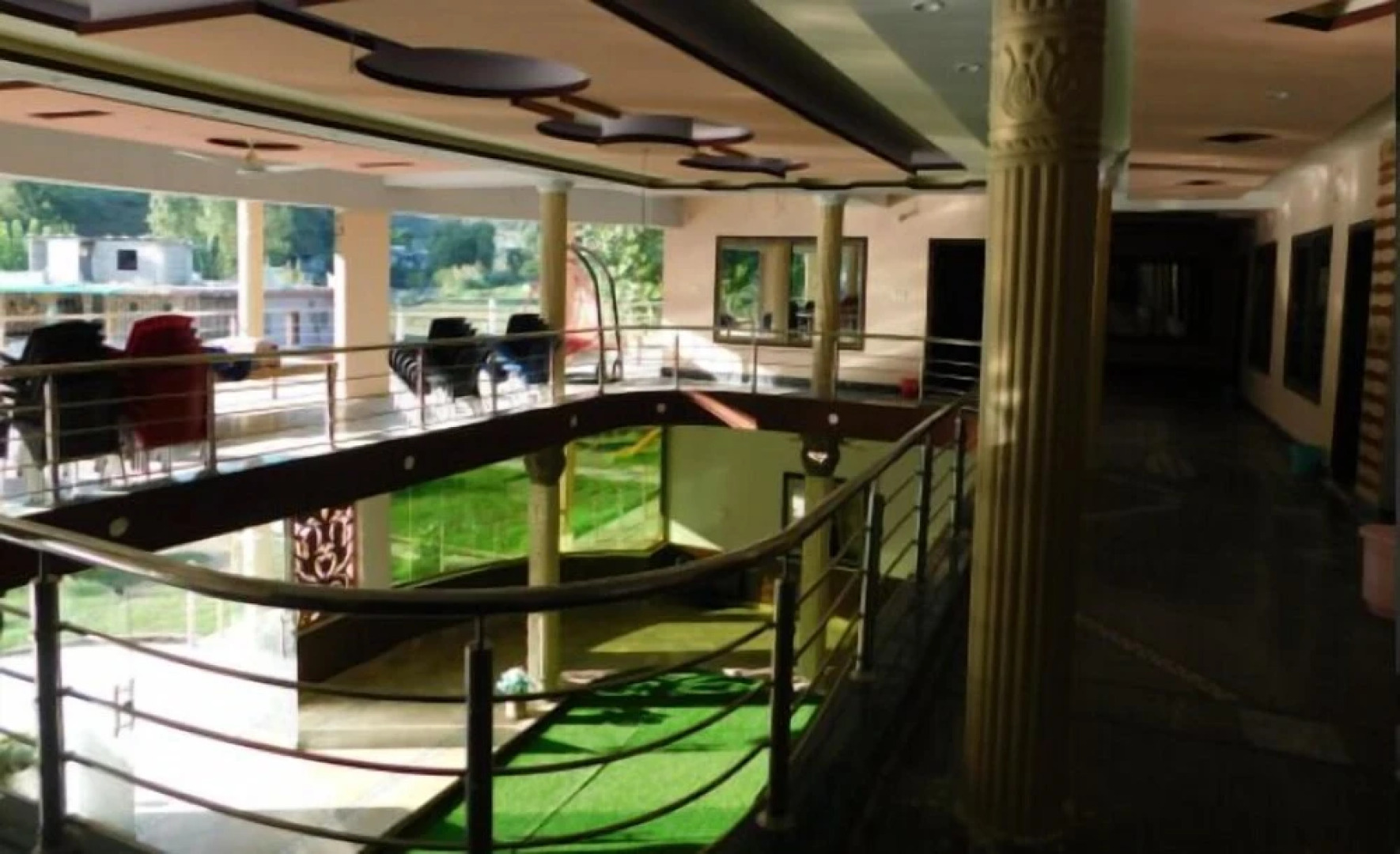 Hotel Pine Breeze And Restaurant