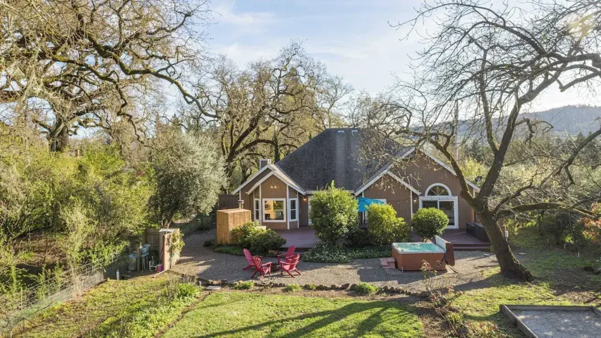 Valley of the Moon by Avantstay Tranquil Escape, Large Yard w/ Hot Tub & Fire Pit