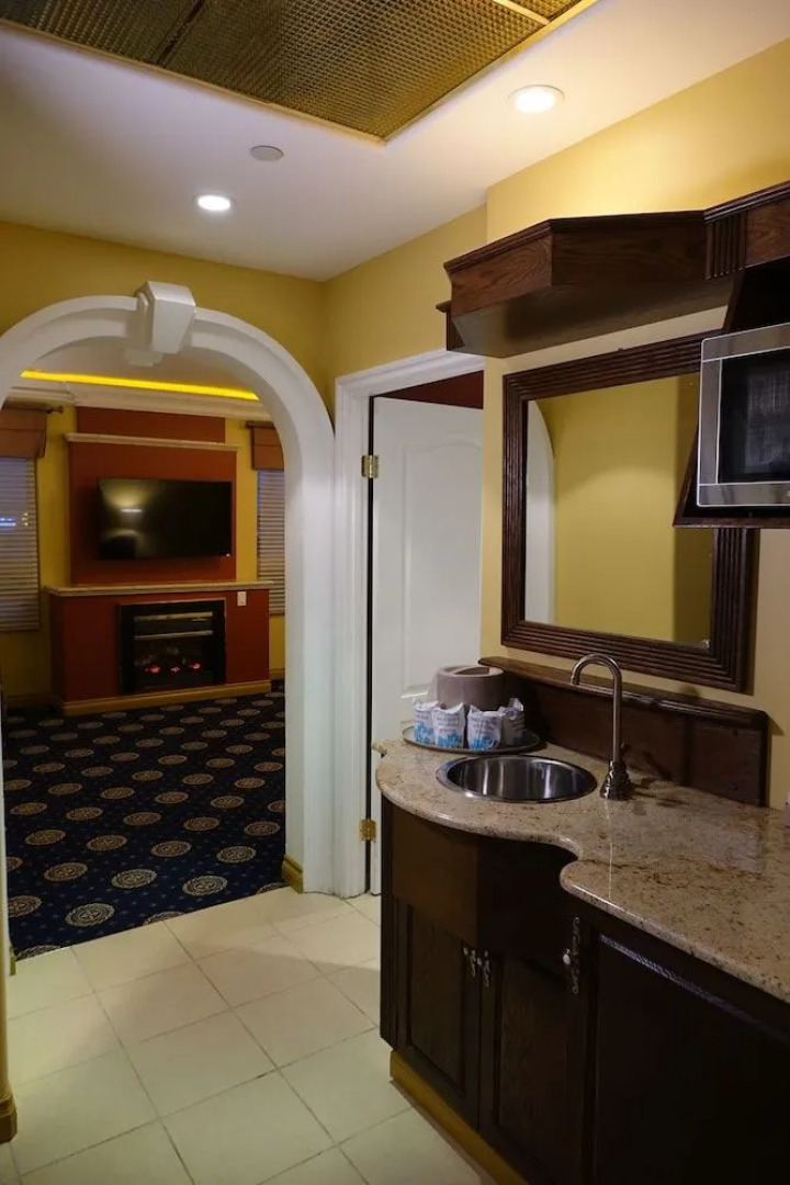 Chateau Louis Hotel & Conference Centre