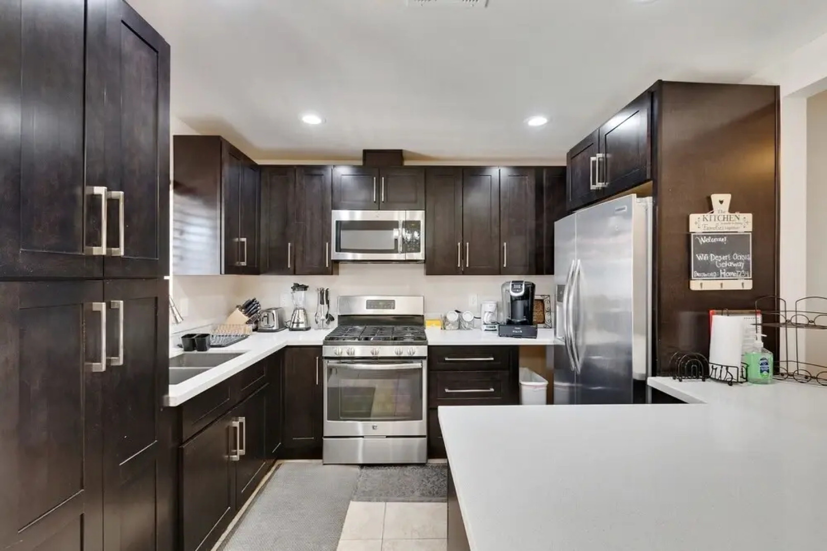 Desert Oasis Getaway 5 Bedroom Home by Redawning