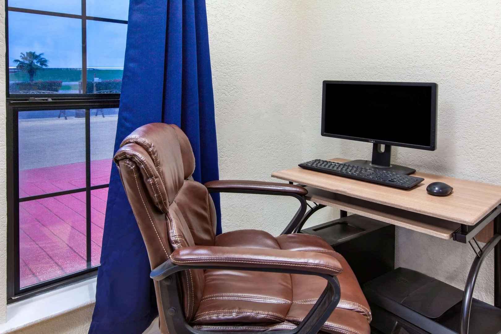 Days Inn & Suites by Wyndham Braunig Lake