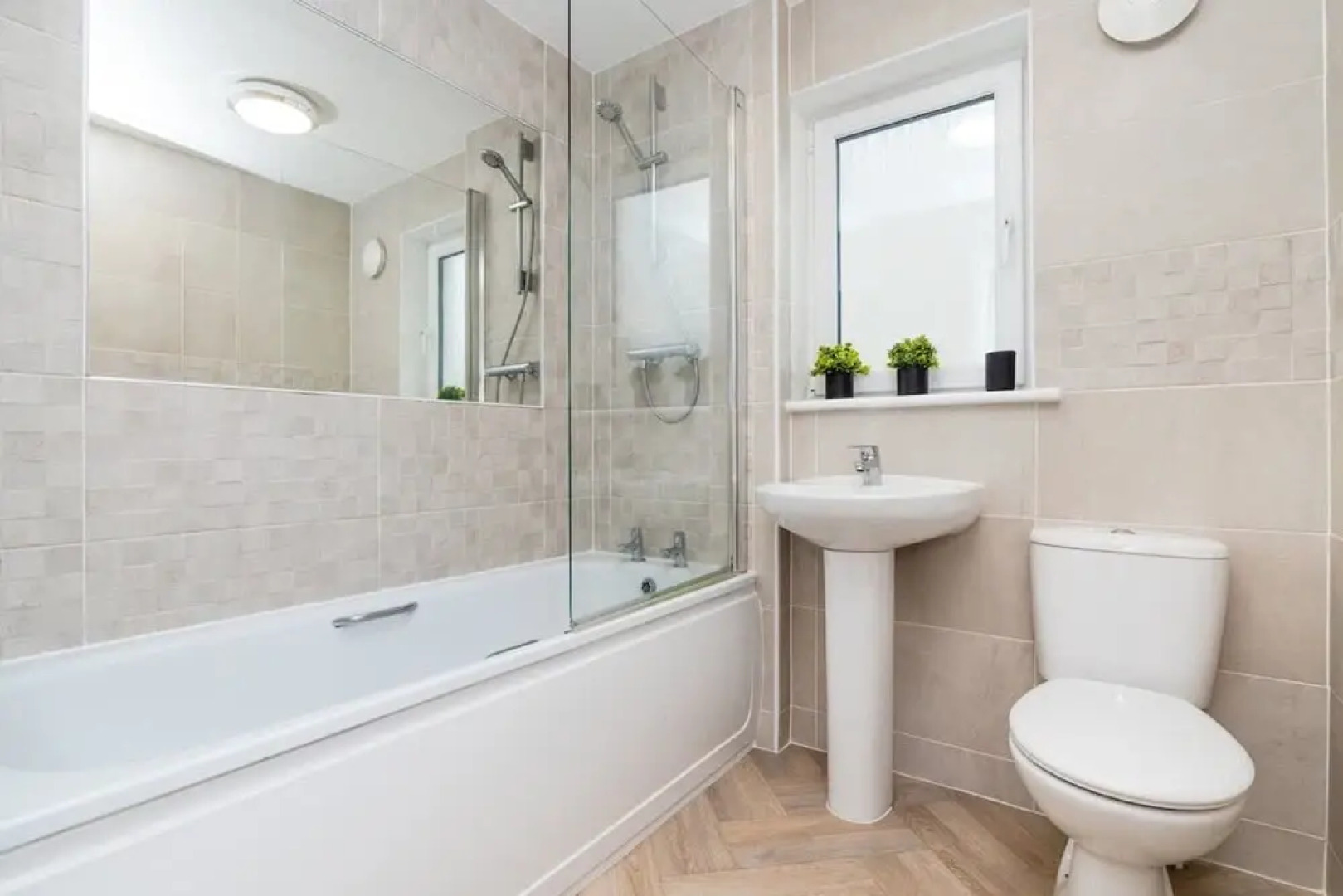 3 Bedroom House-private Parking