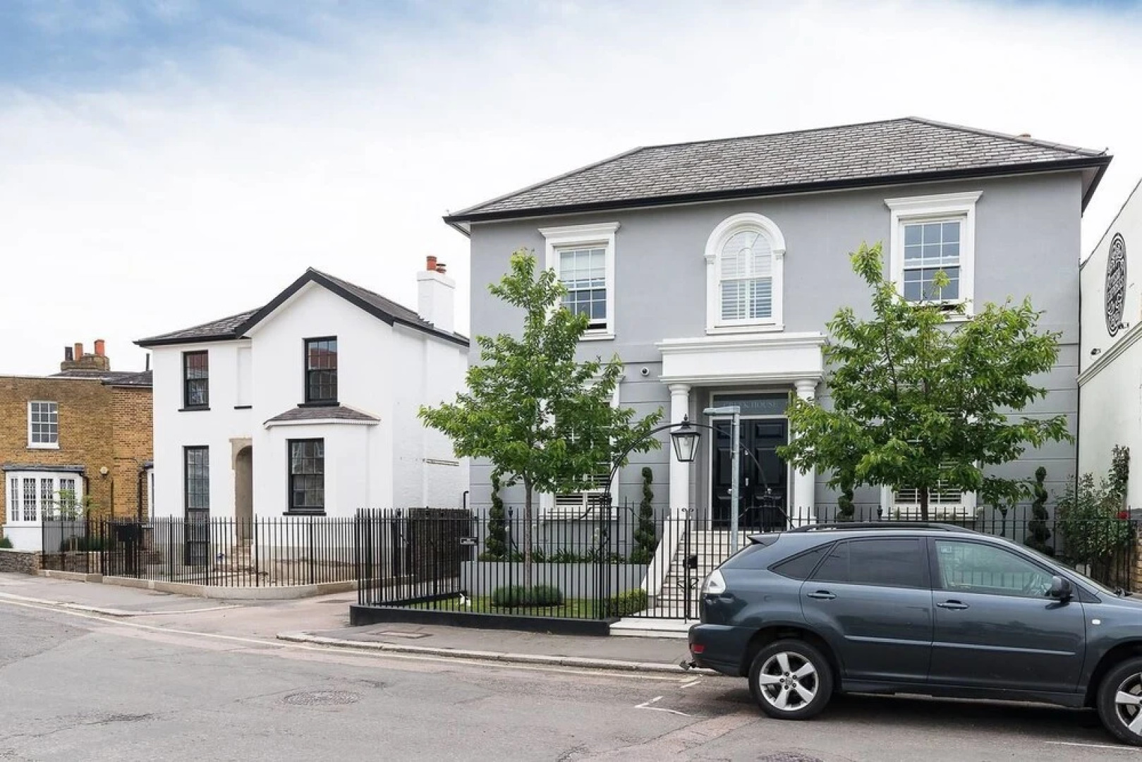 Stylish 5BR House in Hampton Court