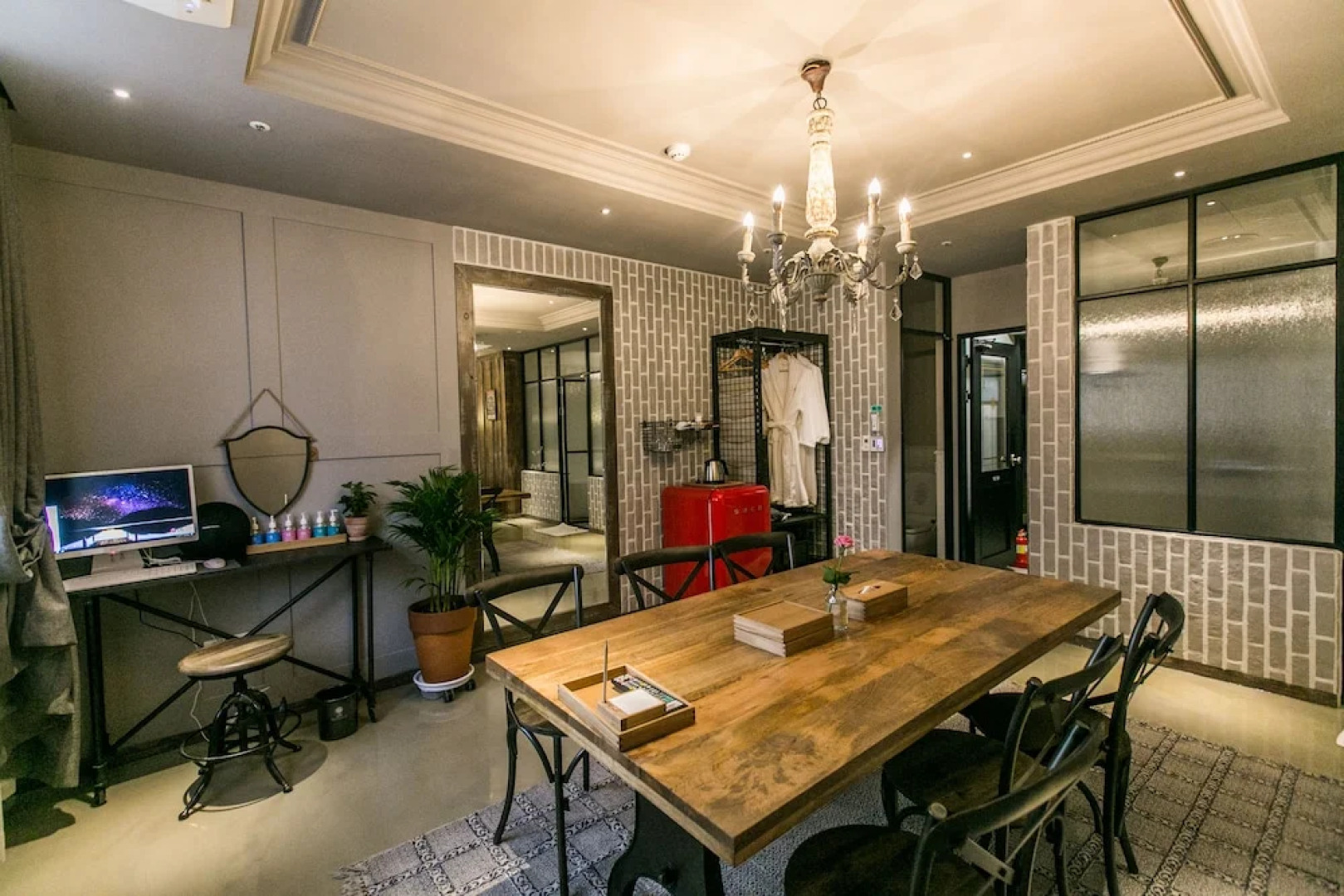 Hotel February Dong Seong Ro