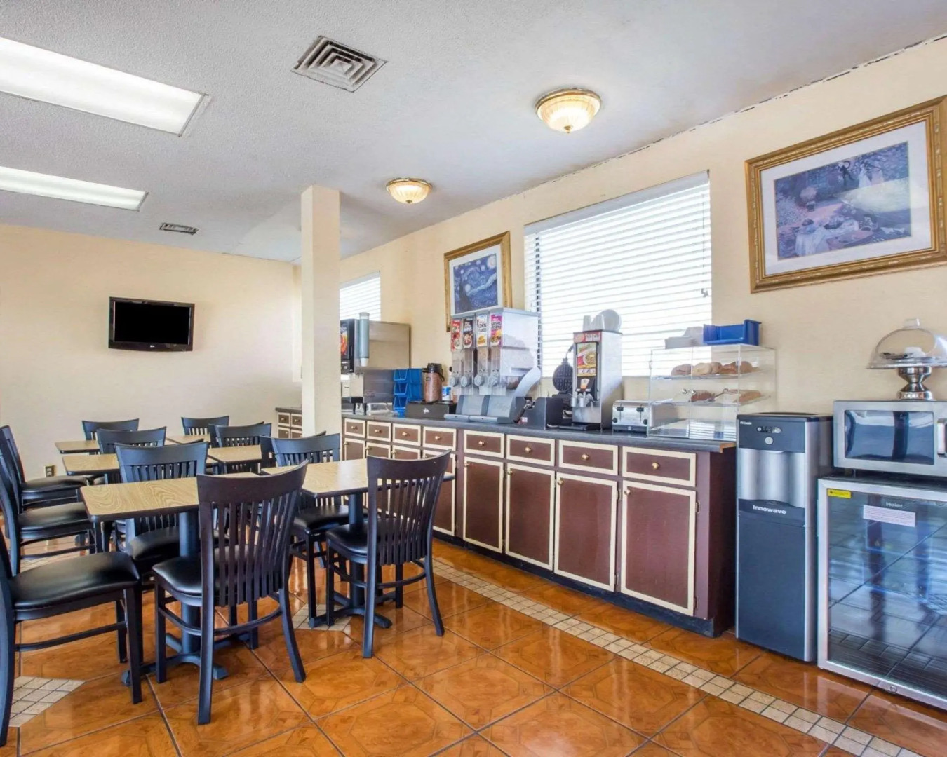 Econo Lodge  Inn & Suites Macon West