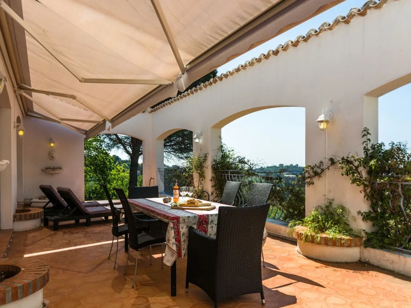 Spacious Villa in La Gaude With Swimming Pool