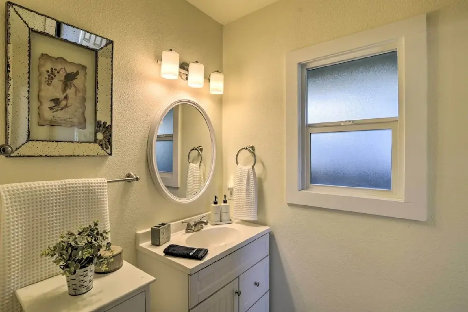 Ideally Located Chico Home - Fire Pit & Grill