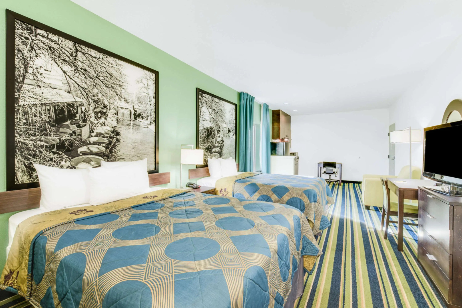 Super 8 by Wyndham Cotulla TX