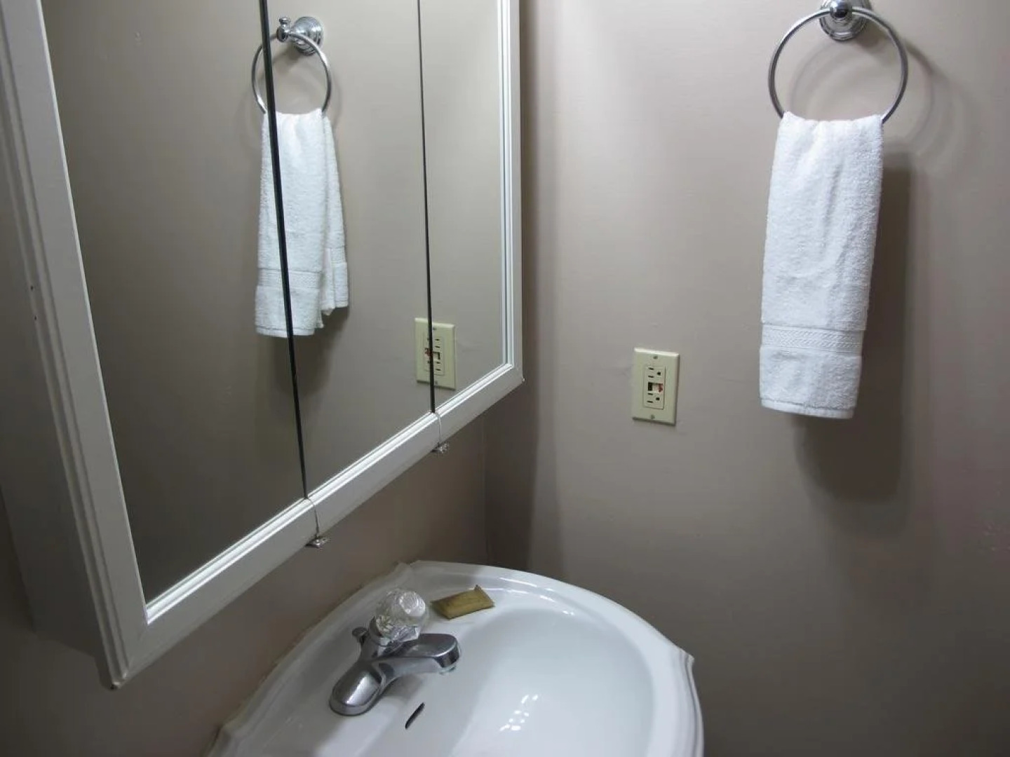 Duke's 8th Avenue Hotel