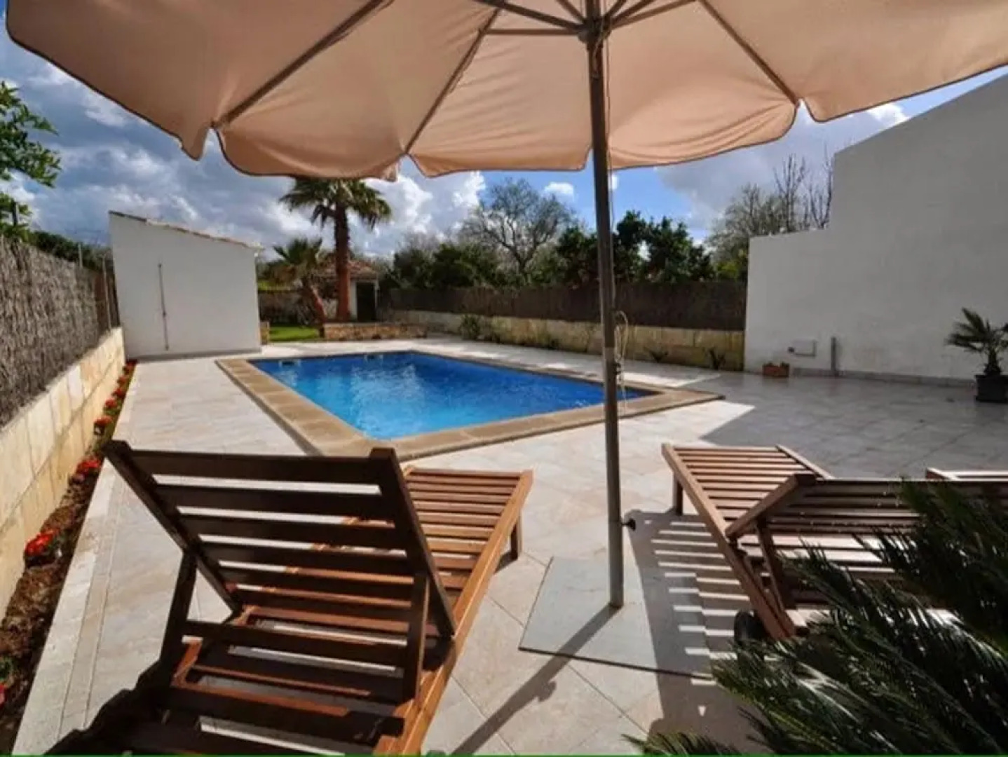 Llubi Pool and Views