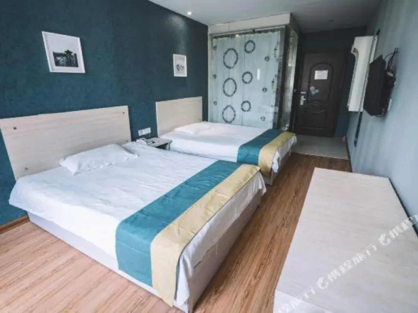 Yibai Hotel (Fengming Jin Street Bus Station)