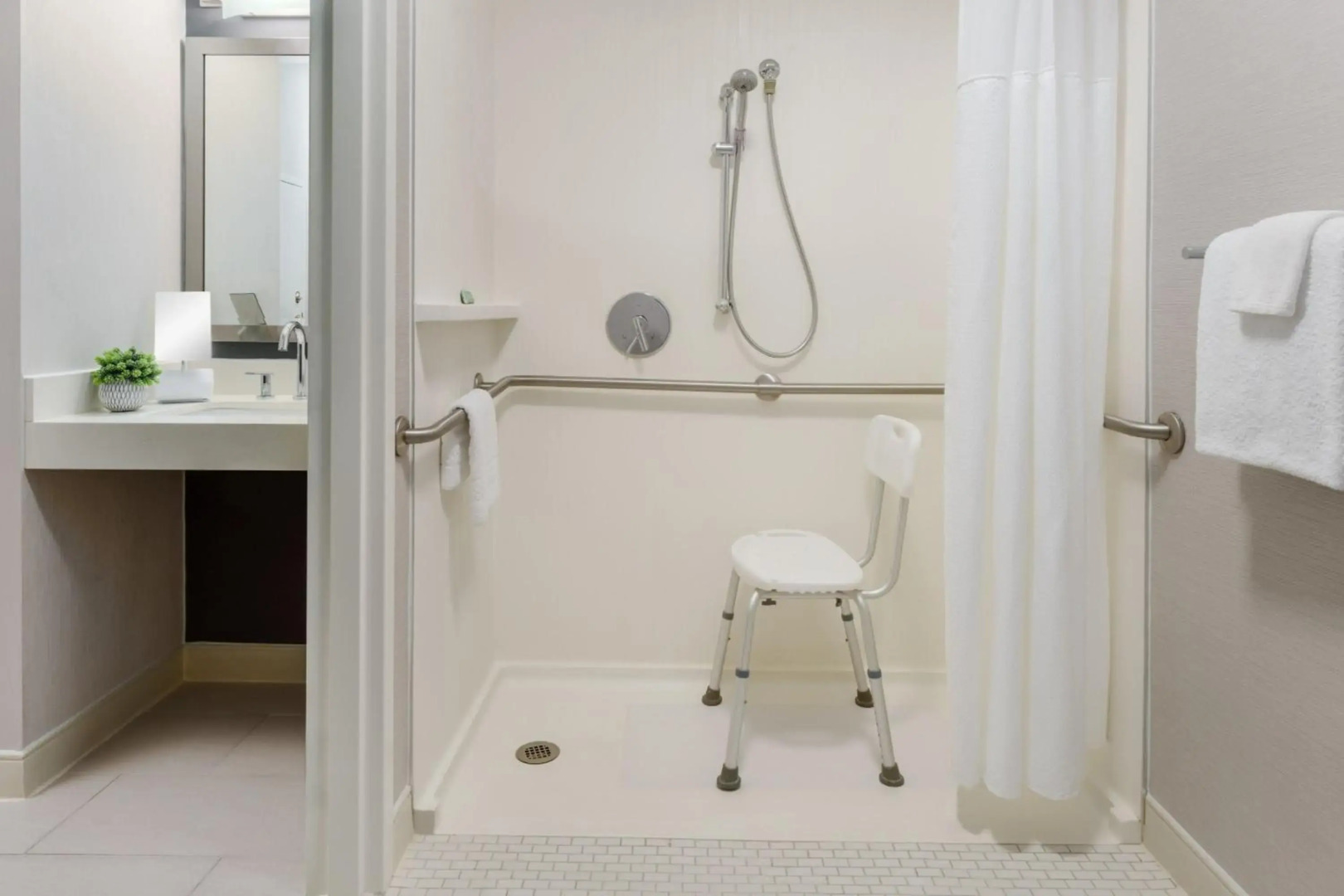 Courtyard by Marriott Manchester - Boston Regional Airport