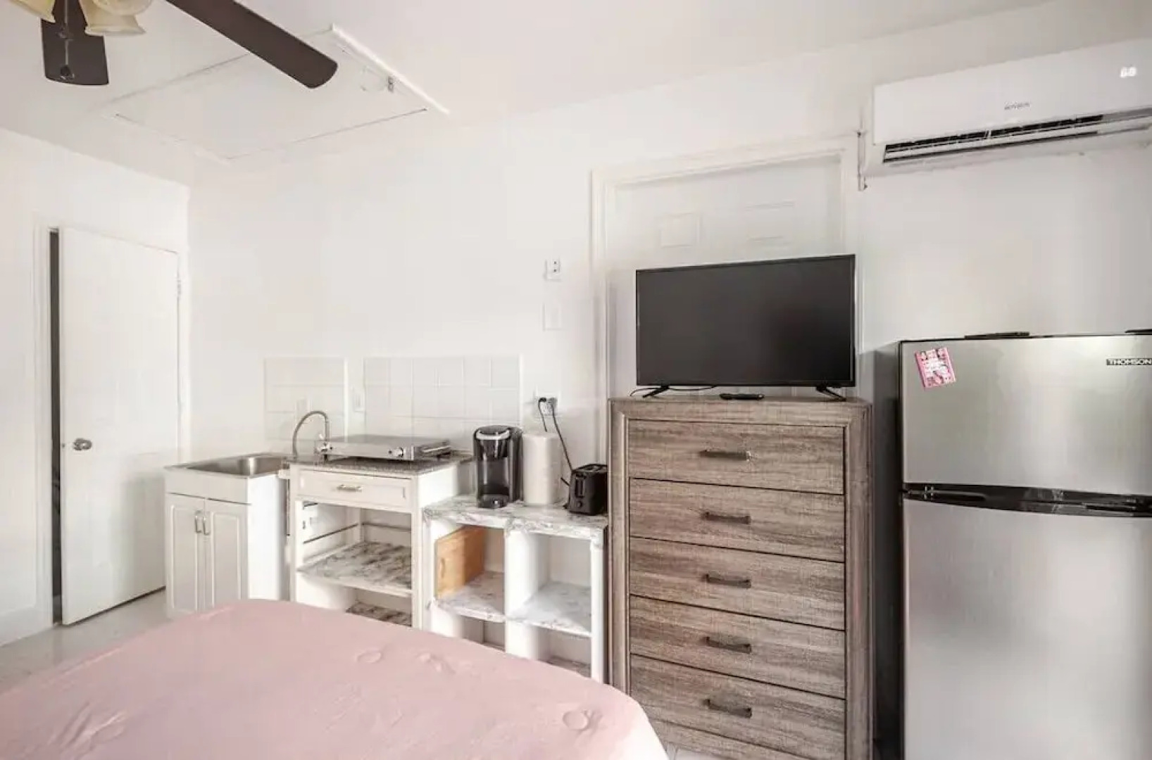 Room in Guest Room - Small Studio Apartment