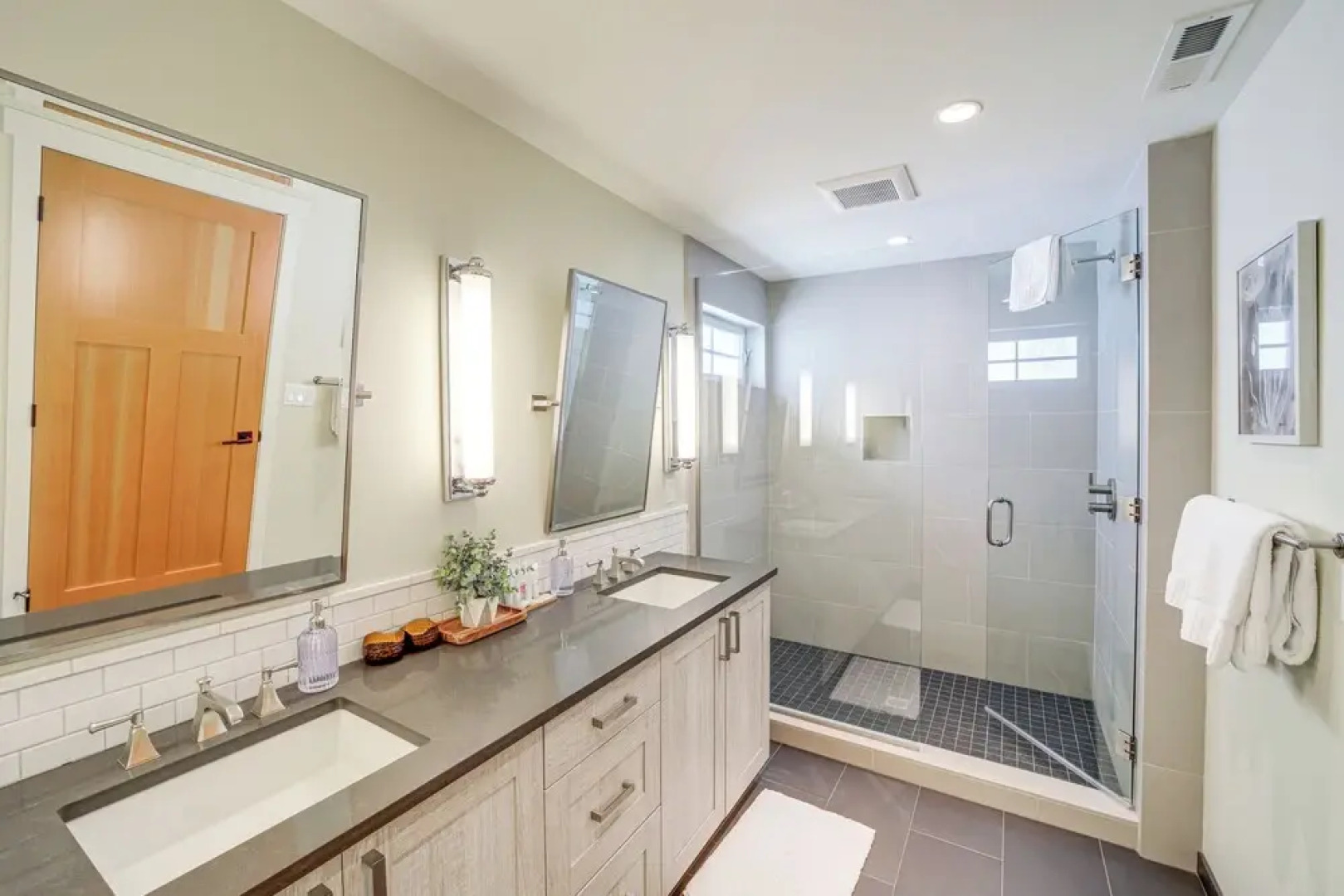 Hot Tub & Lake Views: Lake Chelan Lookout Home!