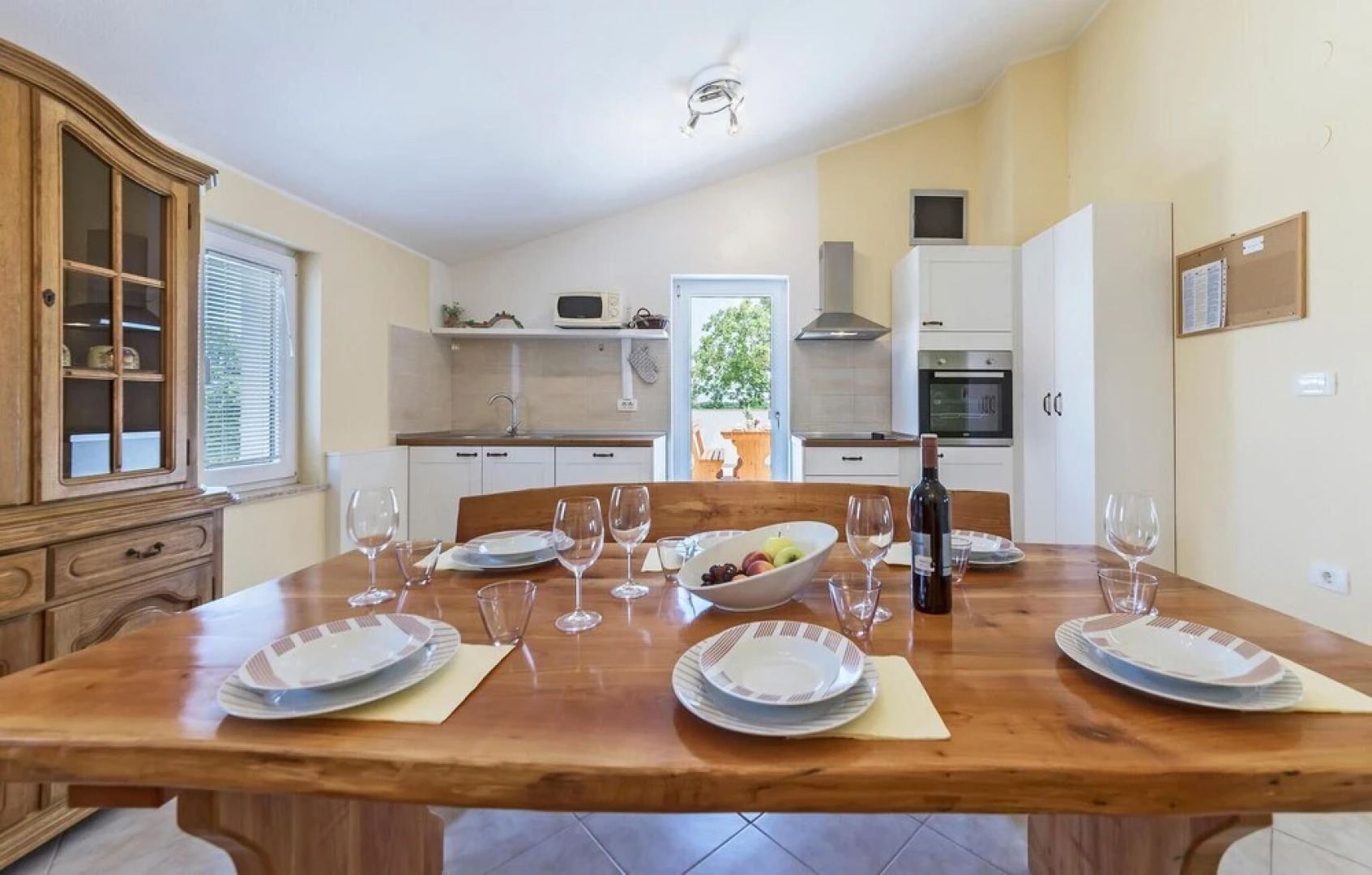 Stunning Apartment in Muntic With 3 Bedrooms and Wifi