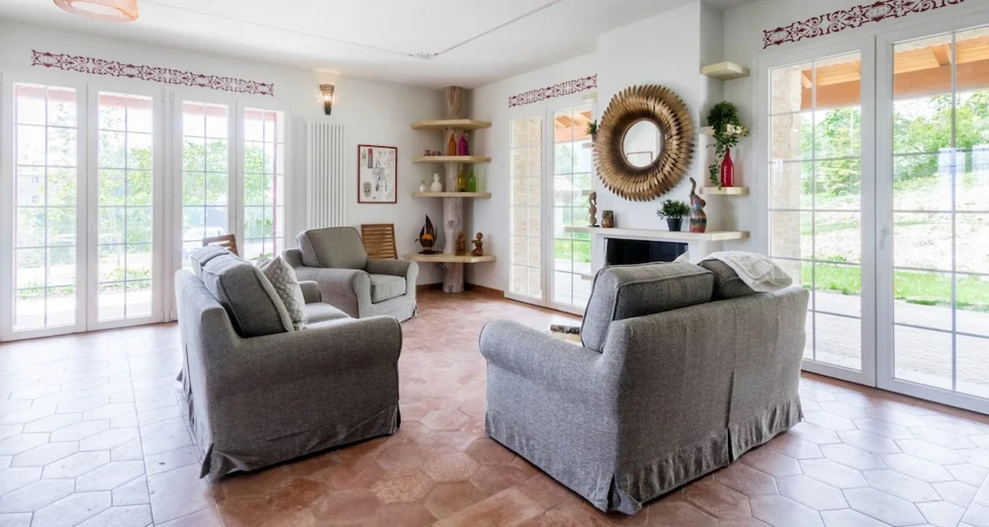 JOIVY Superb Villa For 7 W/Backyard And Bbq Area In Vaccarezza