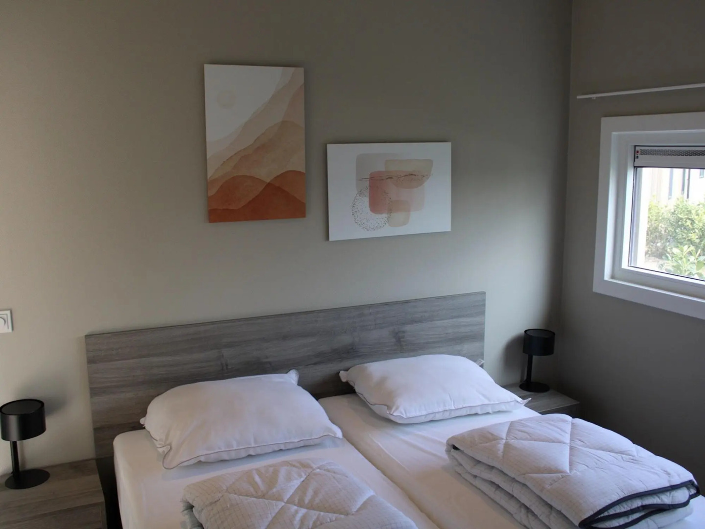 Wellness chalet with a sauna, in a holiday park directly on a recreational lake