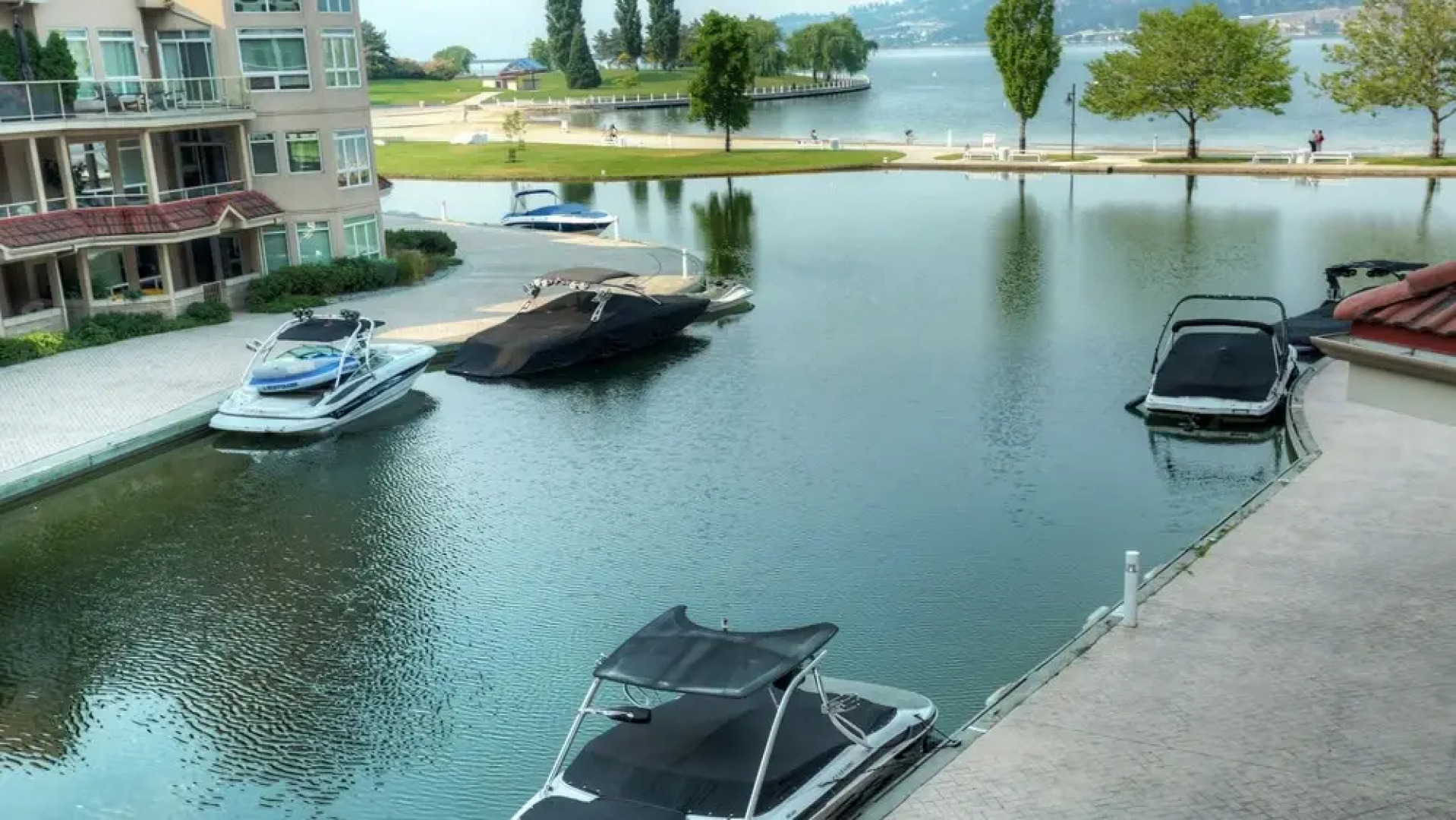 Discovery Bay Resort by Kelowna Resort Acc. - 80+ suites available