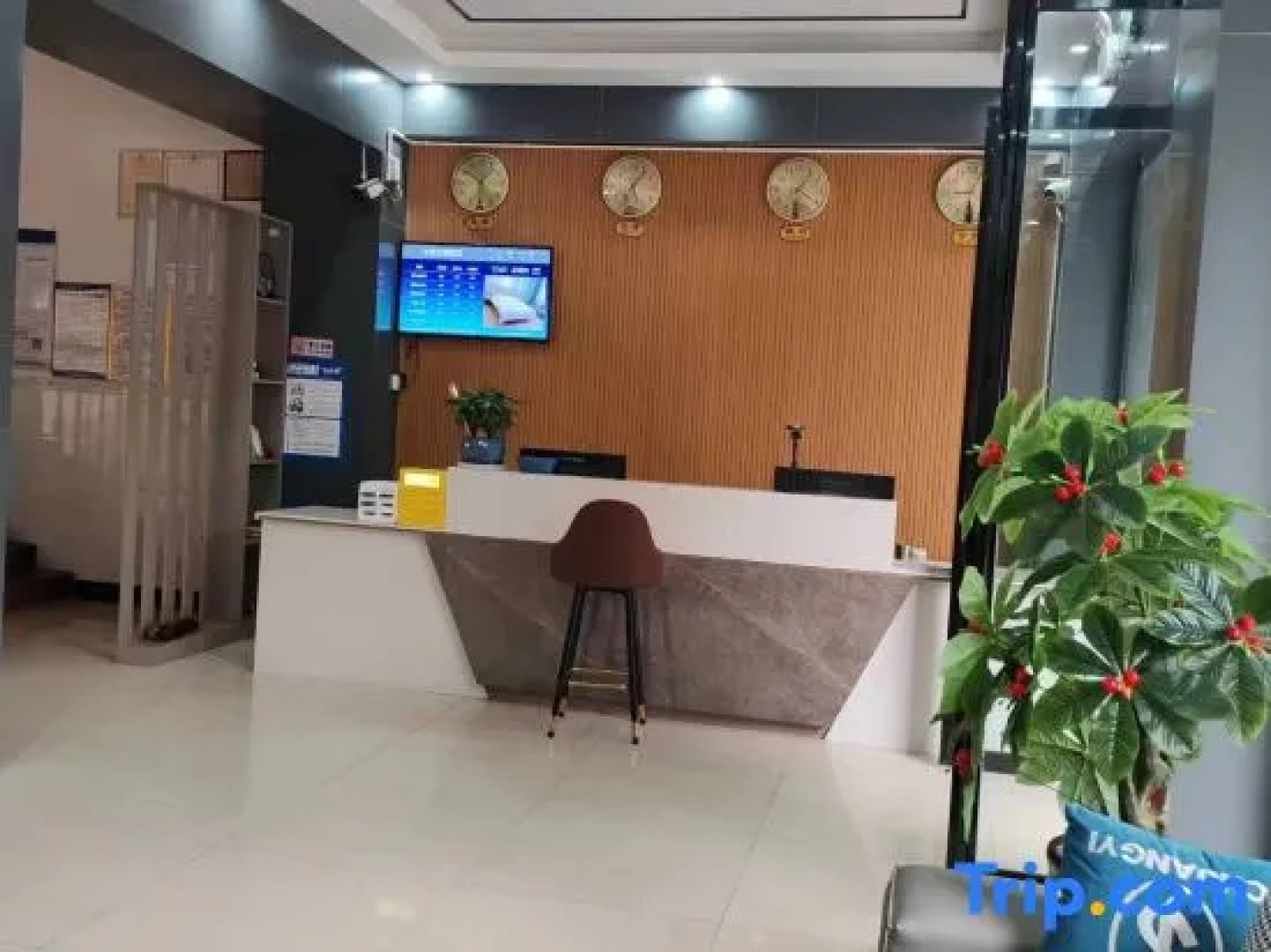 Funing Huayue Theme Hotel