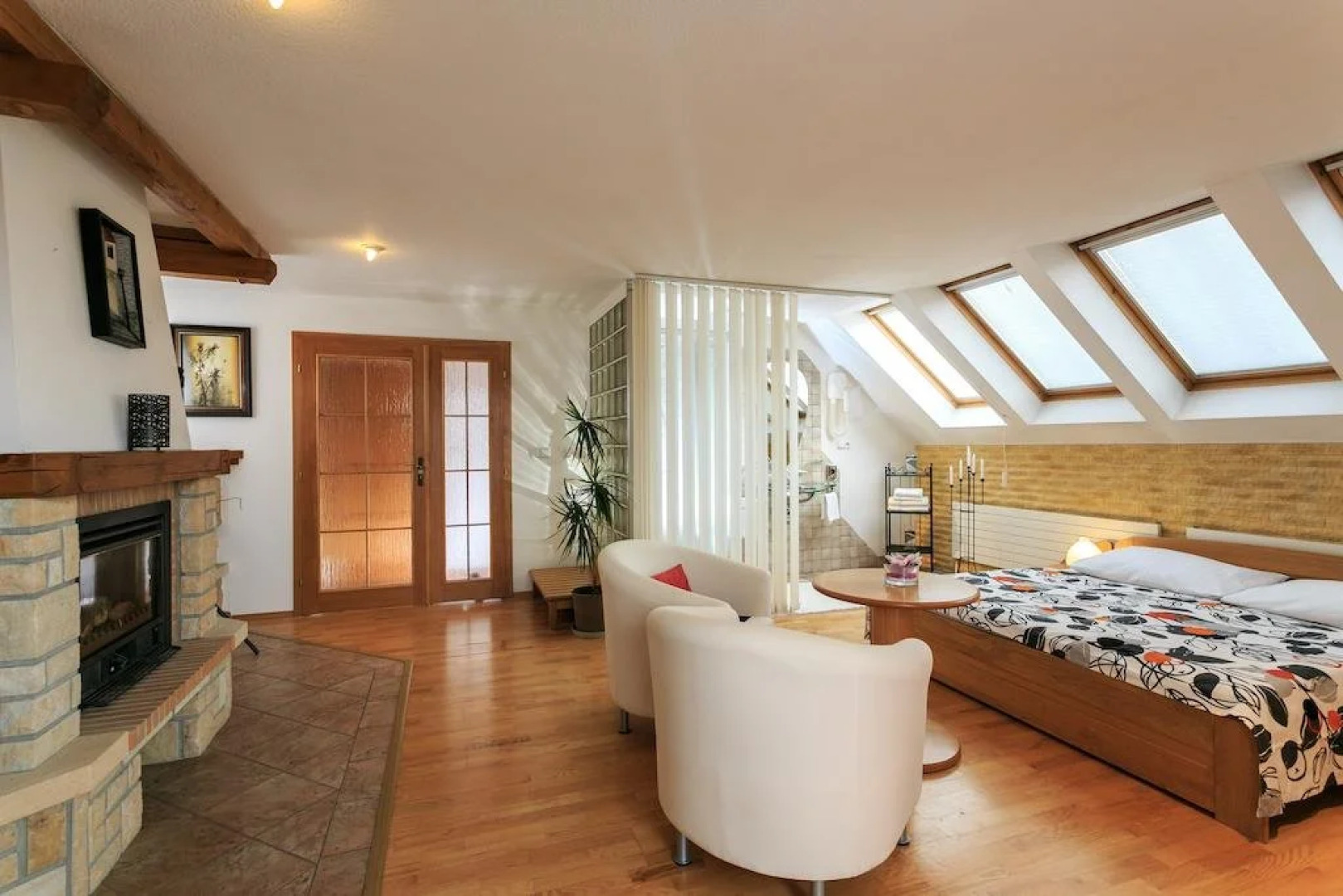 Penzion V Hluboké a Department Glamp