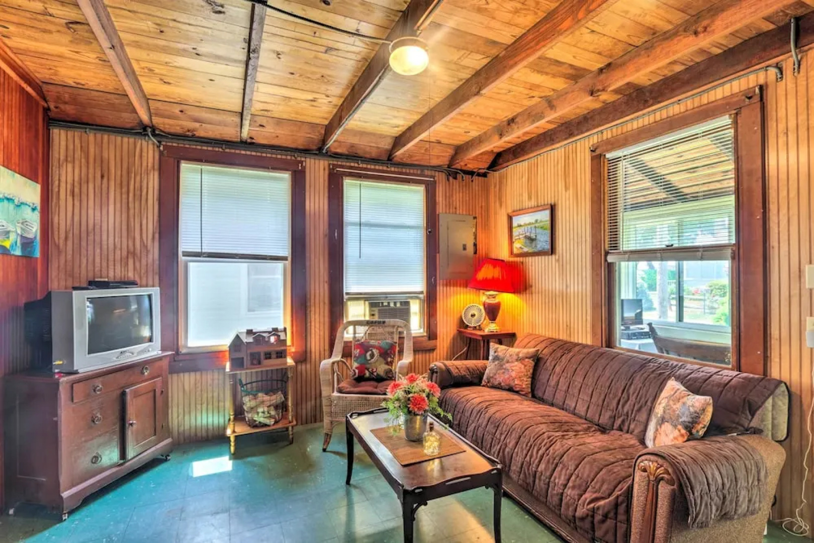 'grandma's Cottage' w/ Sunroom: Walk to Beach